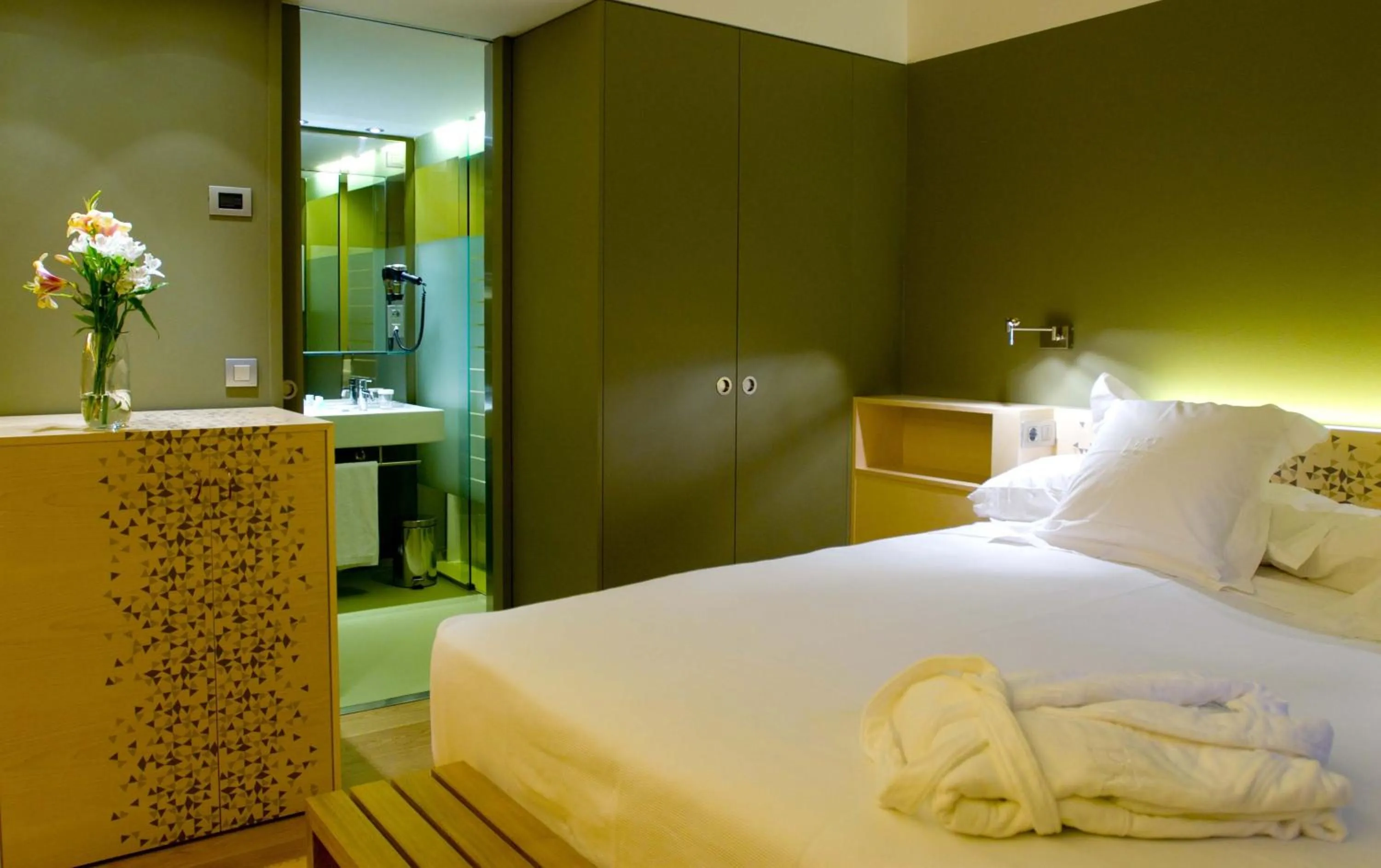 Photo of the whole room, Bed in Hotel Continental Balneario de Panticosa