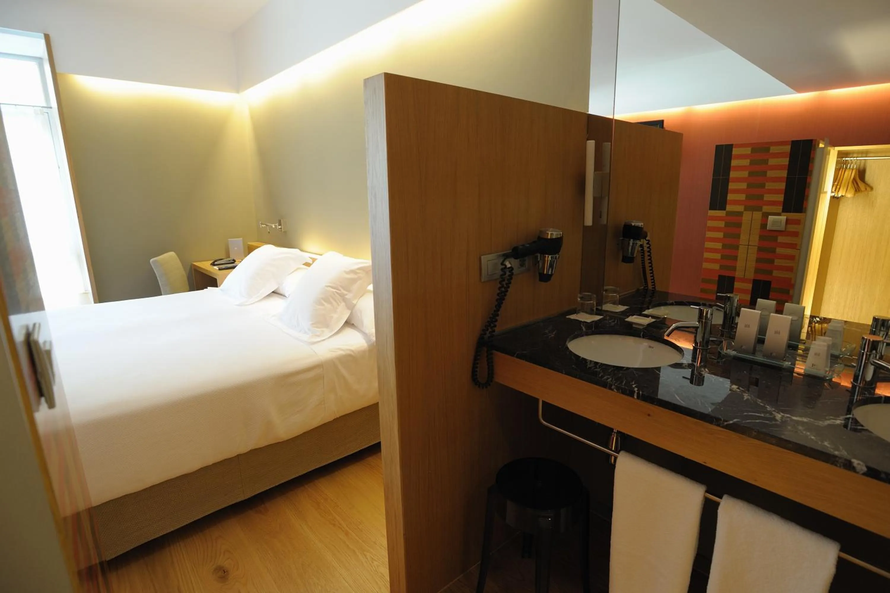 Photo of the whole room, Bed in Hotel Continental Balneario de Panticosa