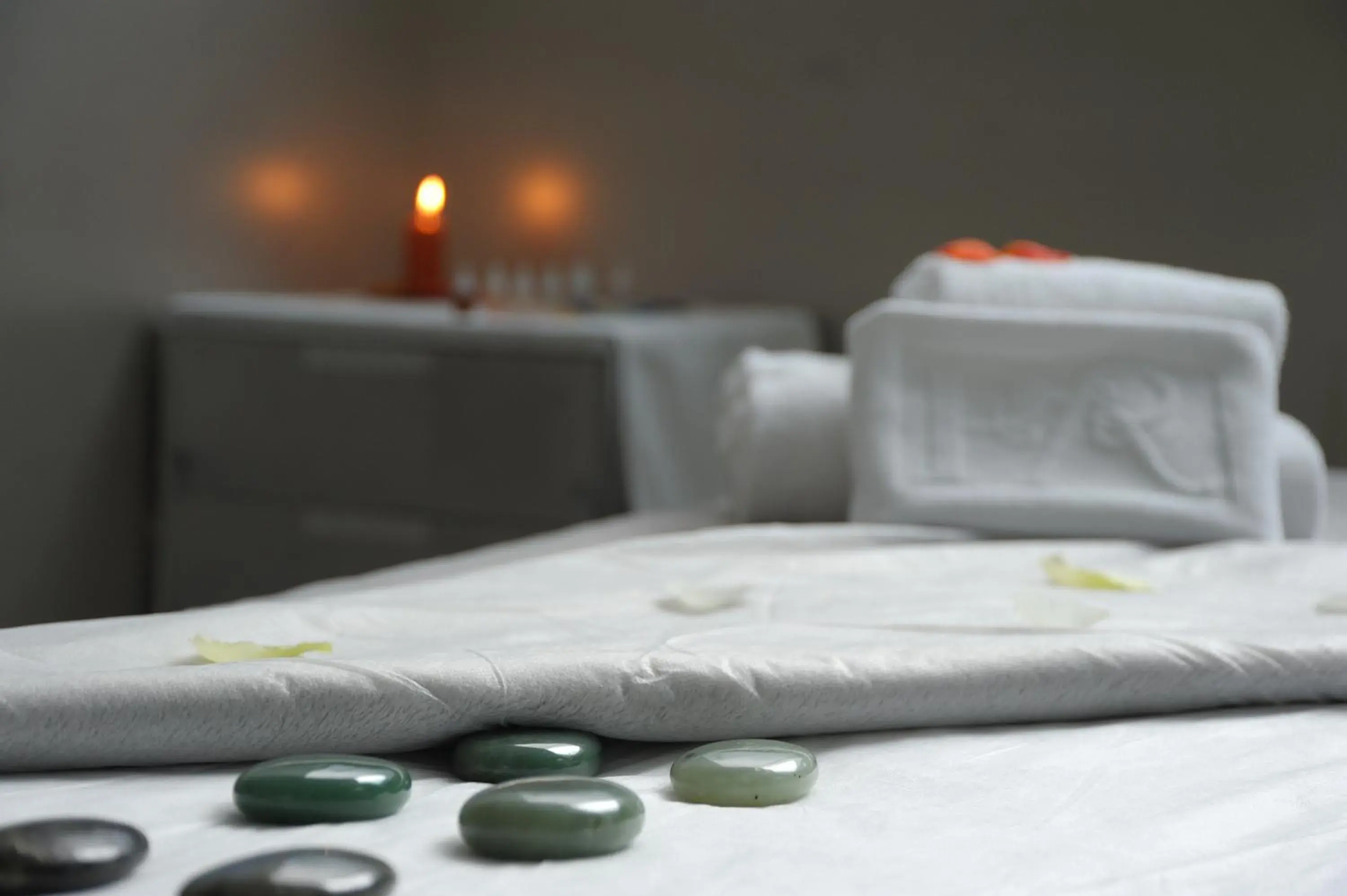 Massage, Bed in Hotel Continental Balneario de Panticosa Massage, Bed in Hotel Continental Balneario de Panticosa