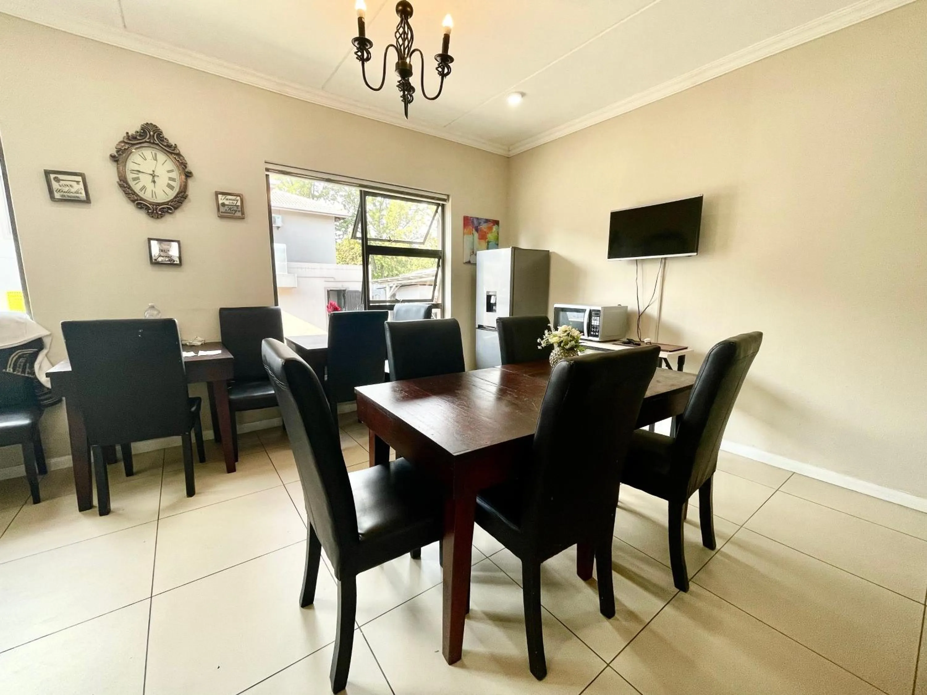 Communal lounge/ TV room in Azinnia Rivonia Guest House