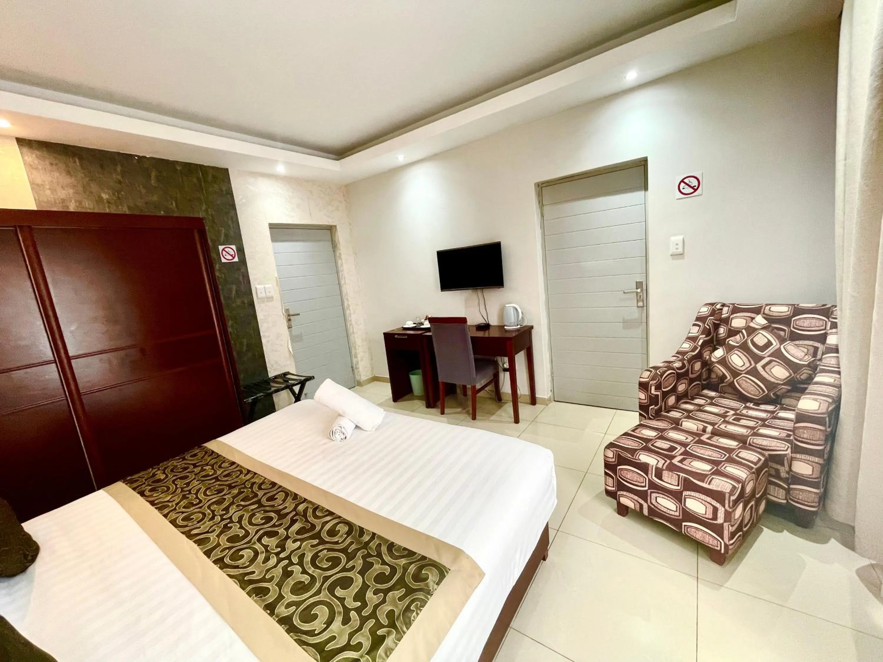 Photo of the whole room, Bed in Azinnia Rivonia Guest House