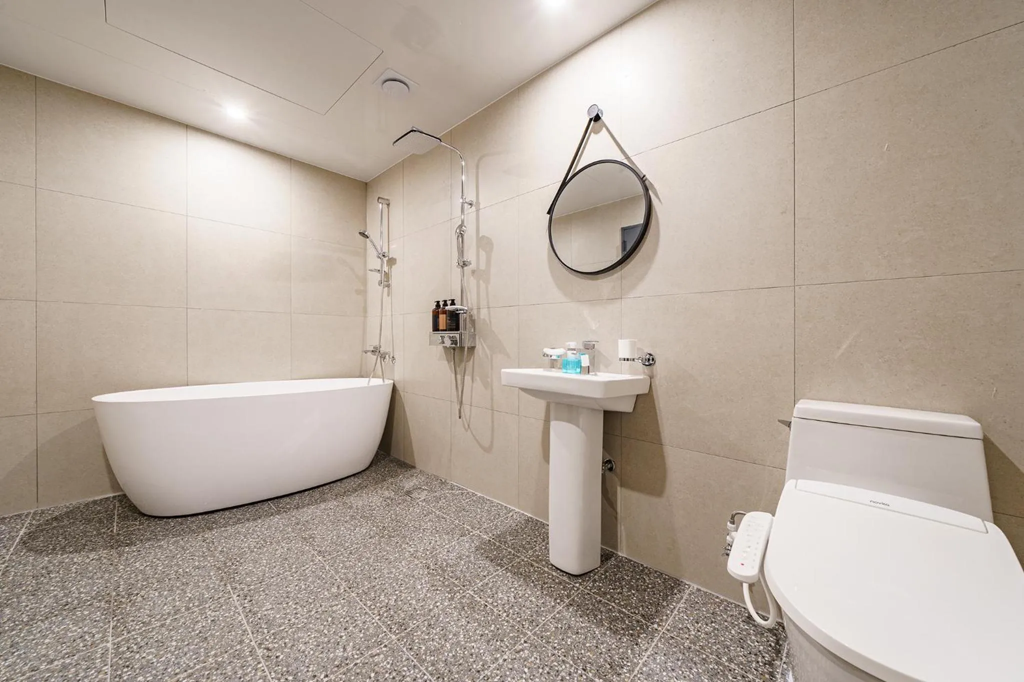 Shower in Browndot Samcheonpo