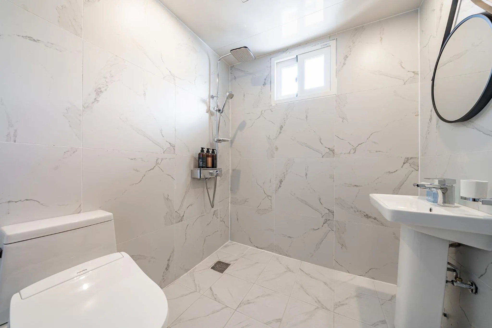 Shower in Browndot Samcheonpo