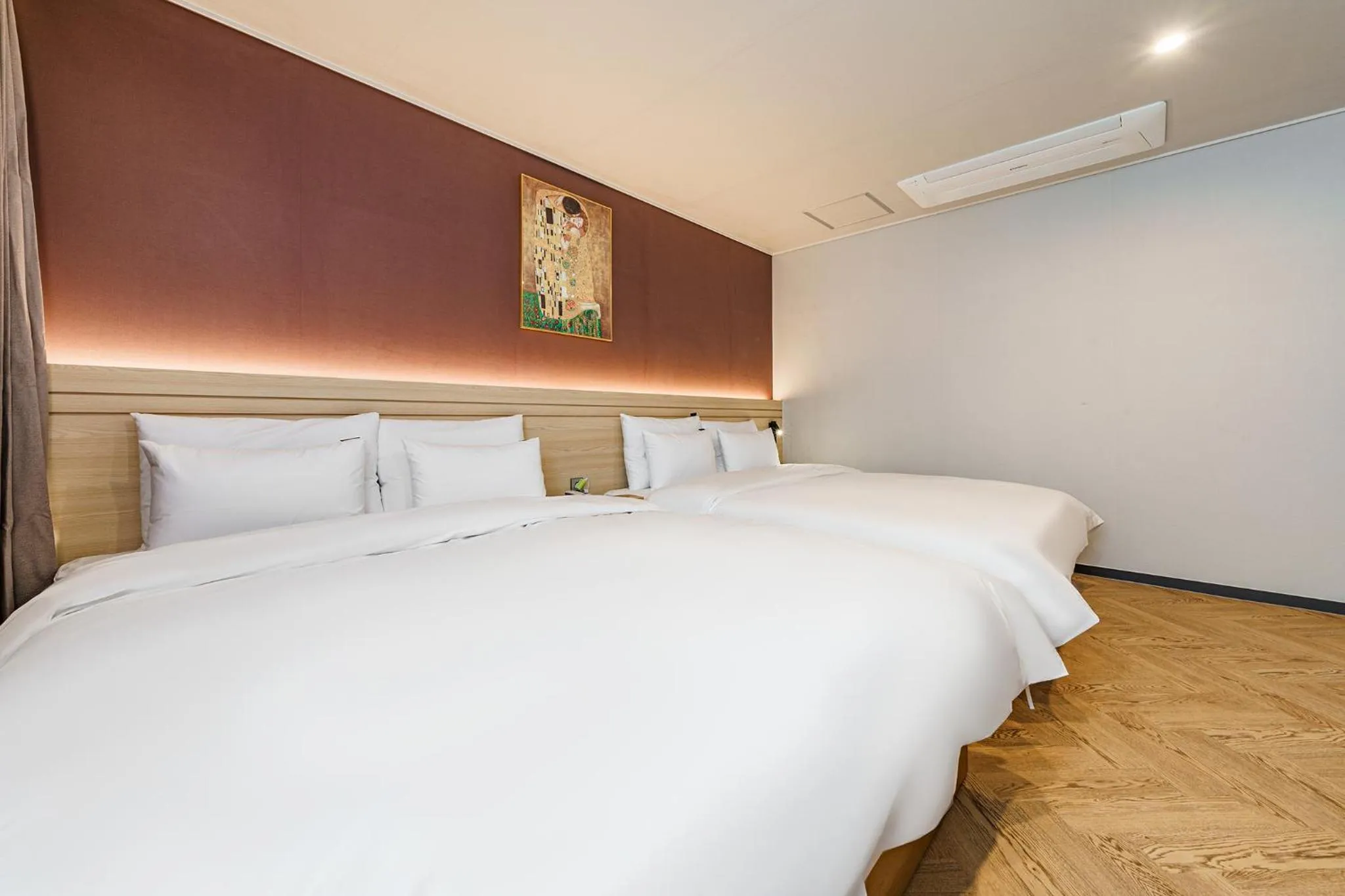 Bed in Browndot Samcheonpo