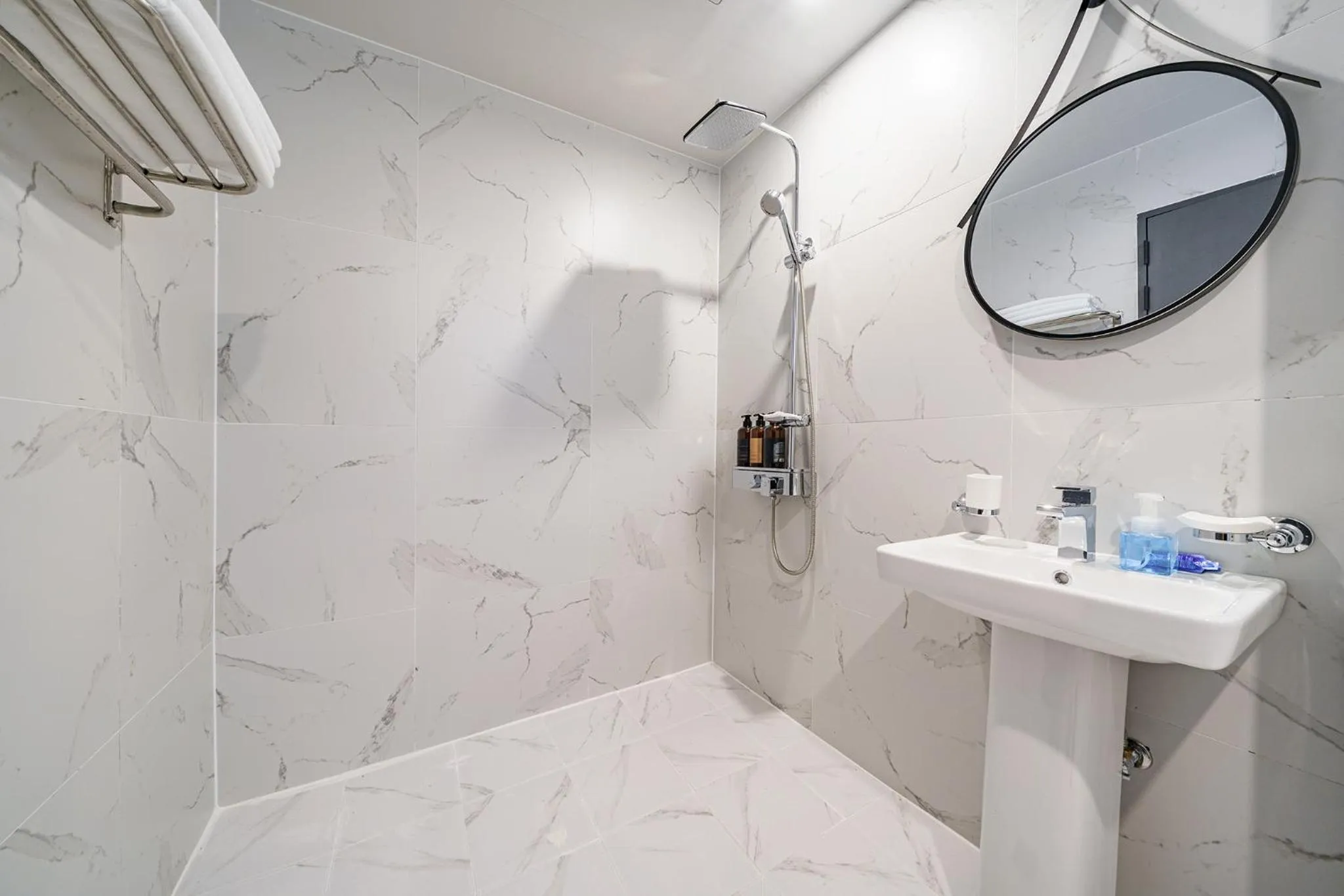 Shower in Browndot Samcheonpo