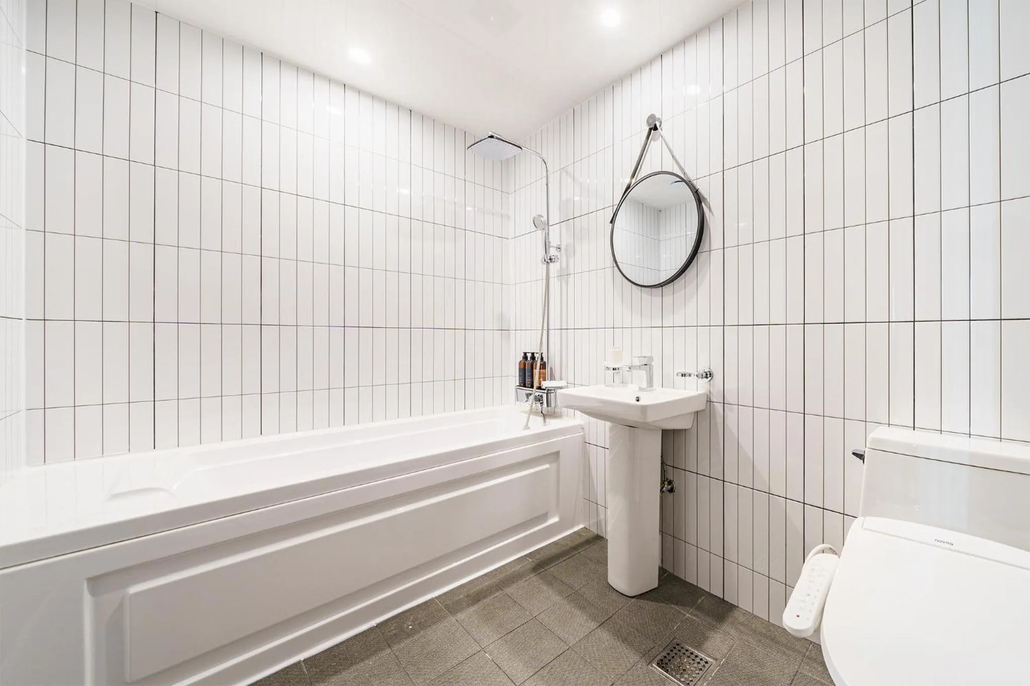 Shower in Browndot Samcheonpo