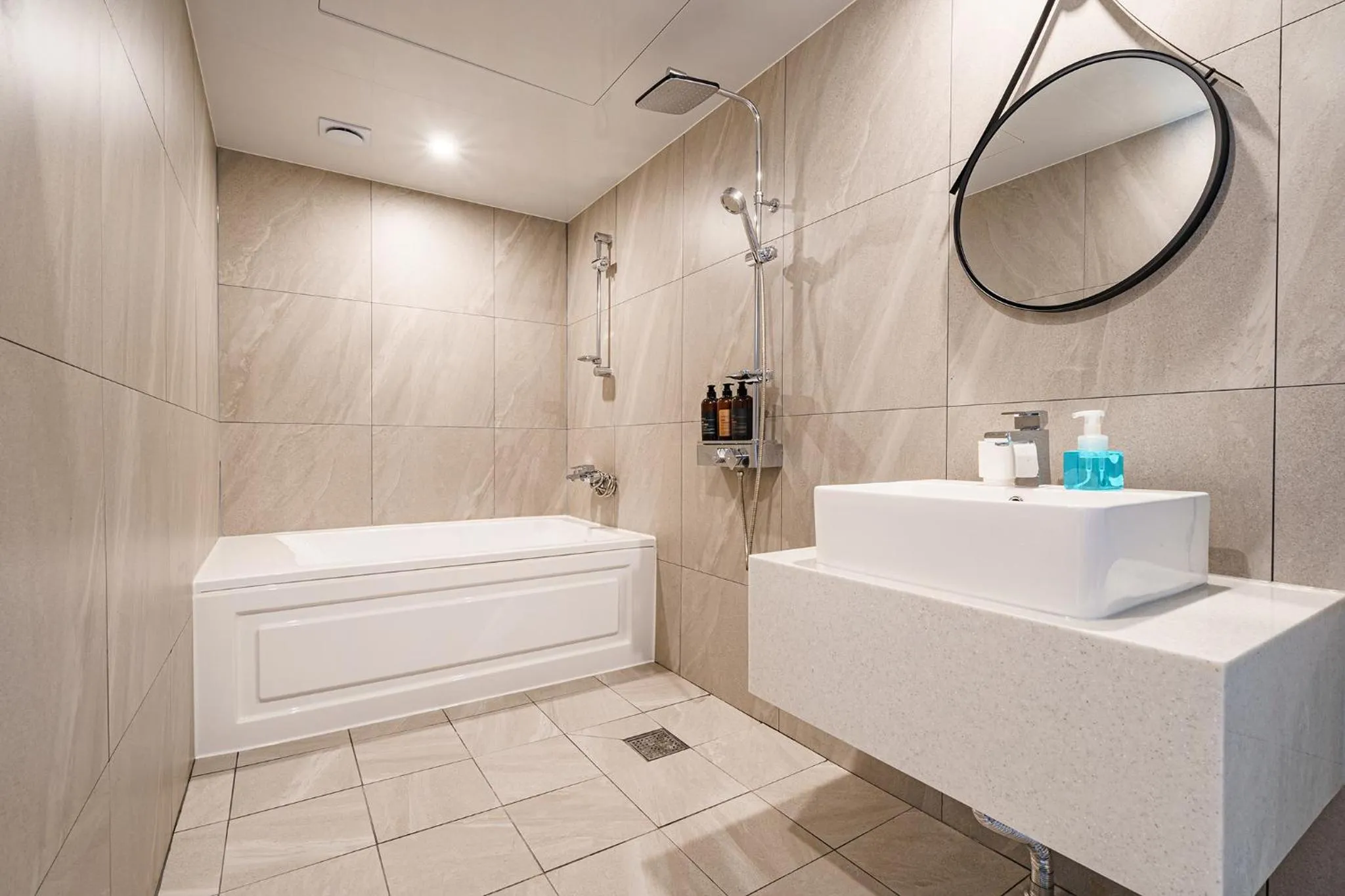 Shower in Browndot Samcheonpo