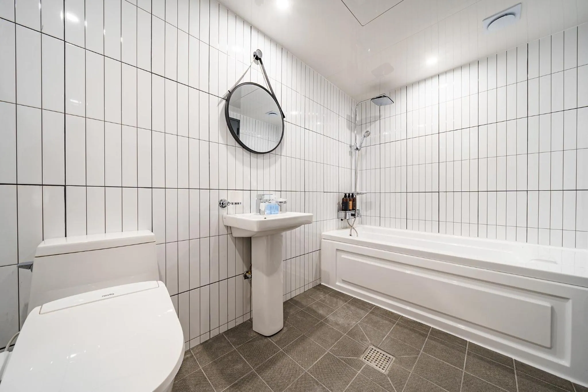 Shower in Browndot Samcheonpo