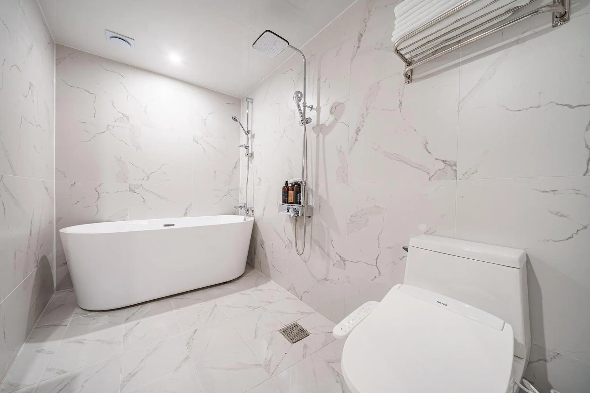 Shower in Browndot Samcheonpo