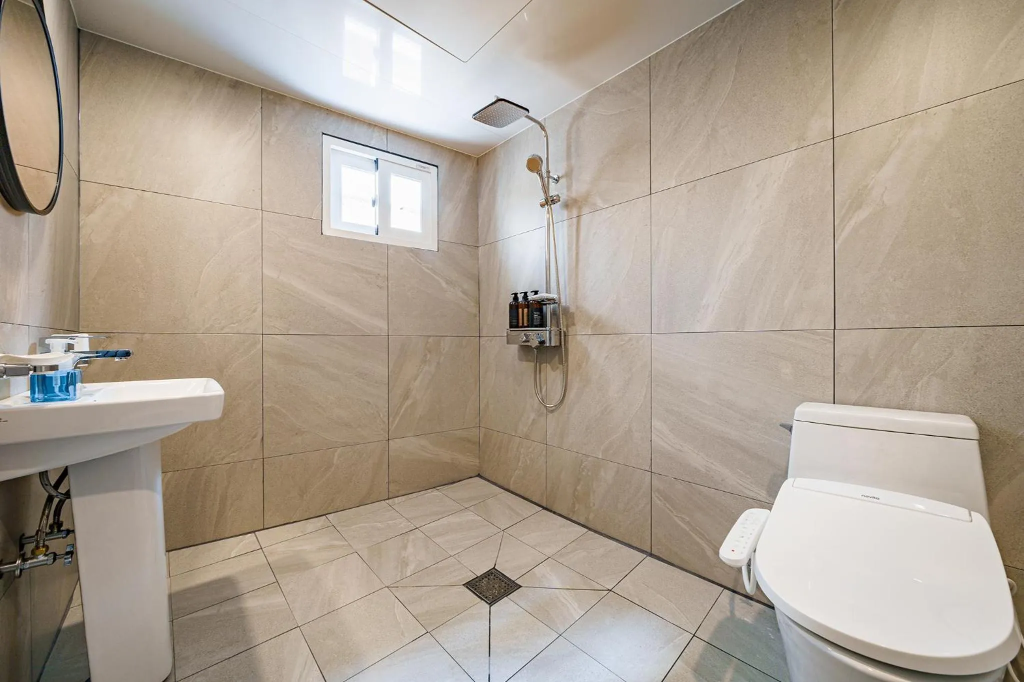 Shower in Browndot Samcheonpo