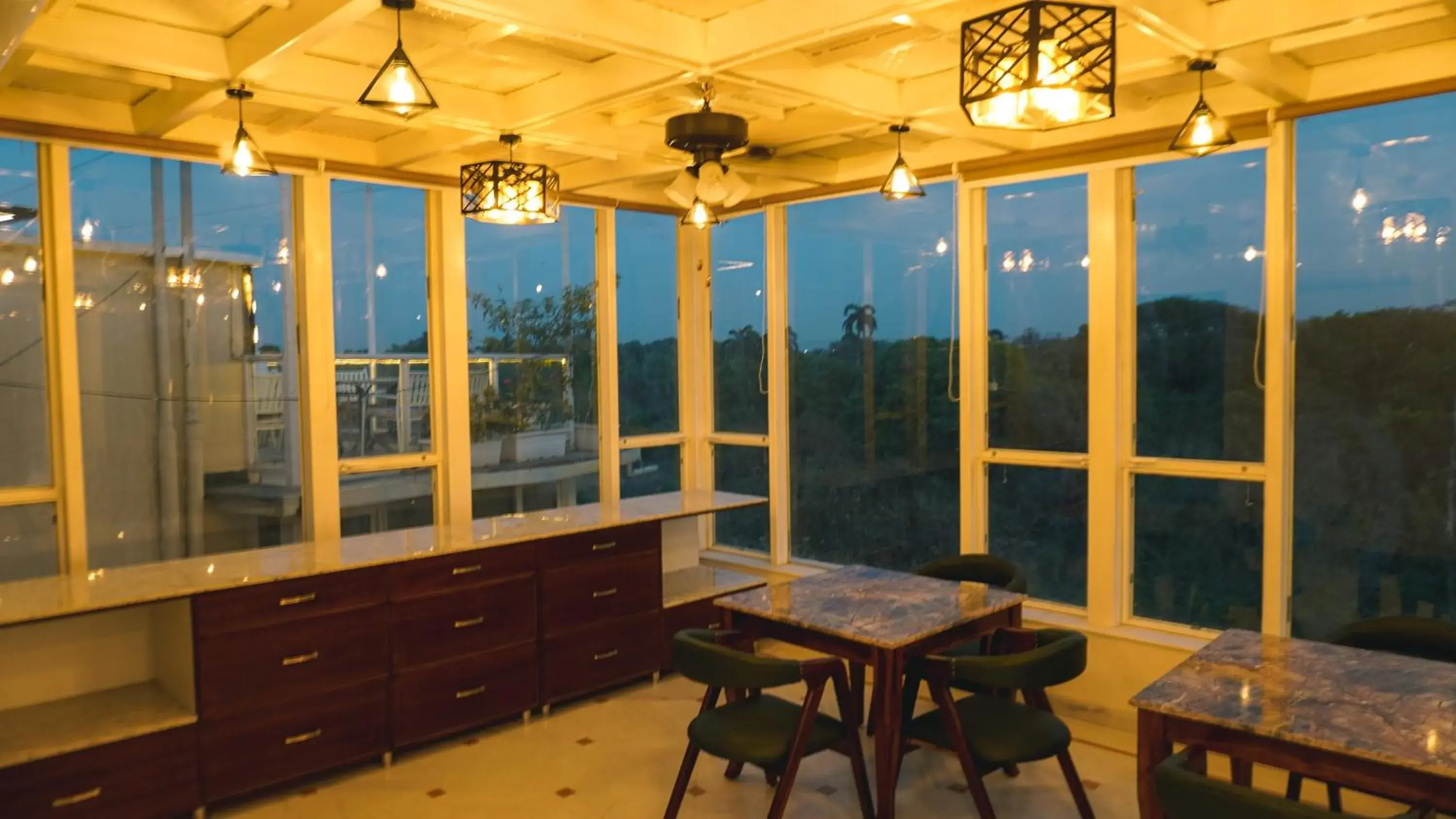 Restaurant/places to eat in Hotel Naren Villa Restaurant/places to eat in Hotel Naren Villa