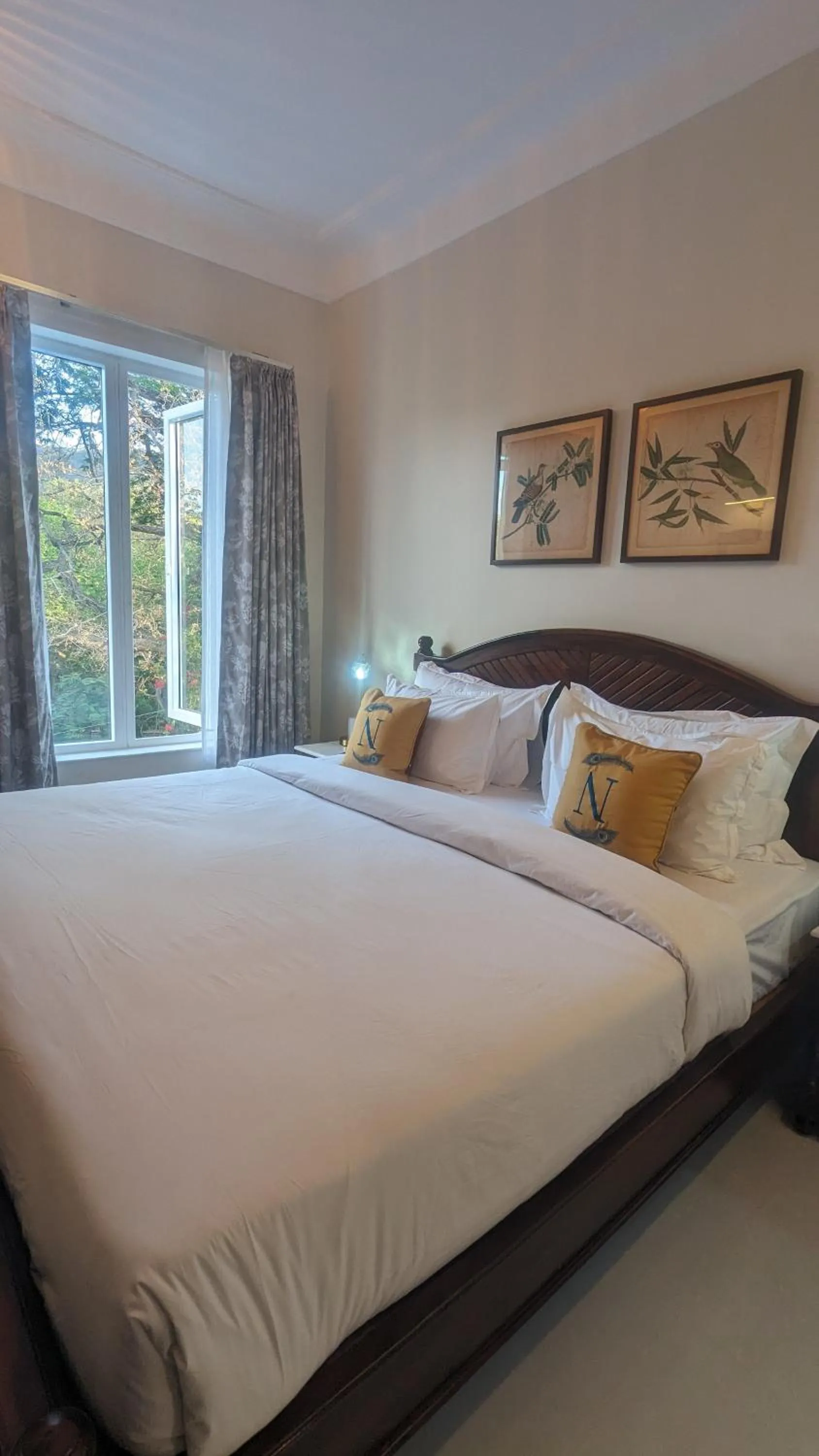 Bed in Hotel Naren Villa