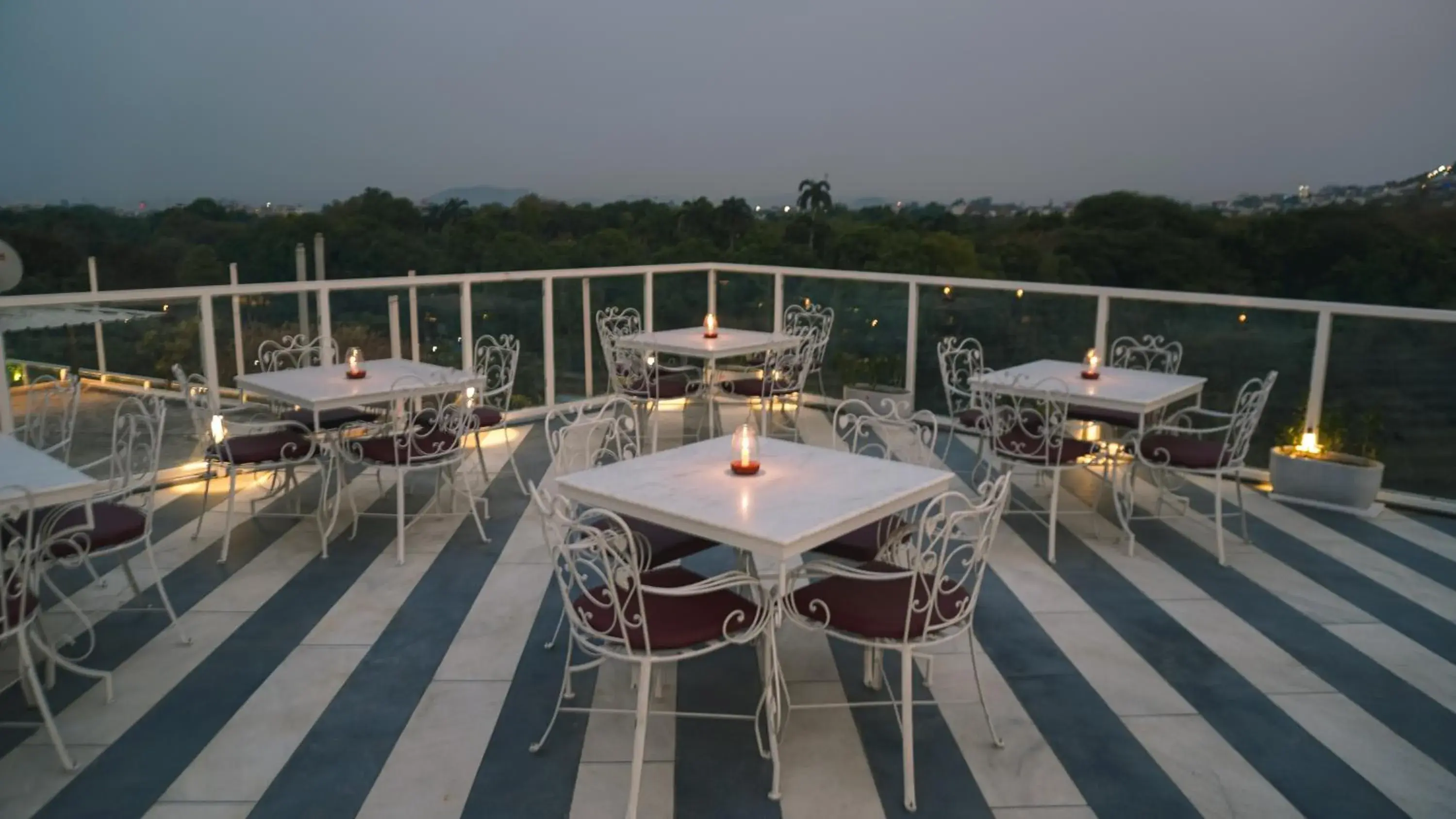 Restaurant/places to eat in Hotel Naren Villa Restaurant/places to eat in Hotel Naren Villa