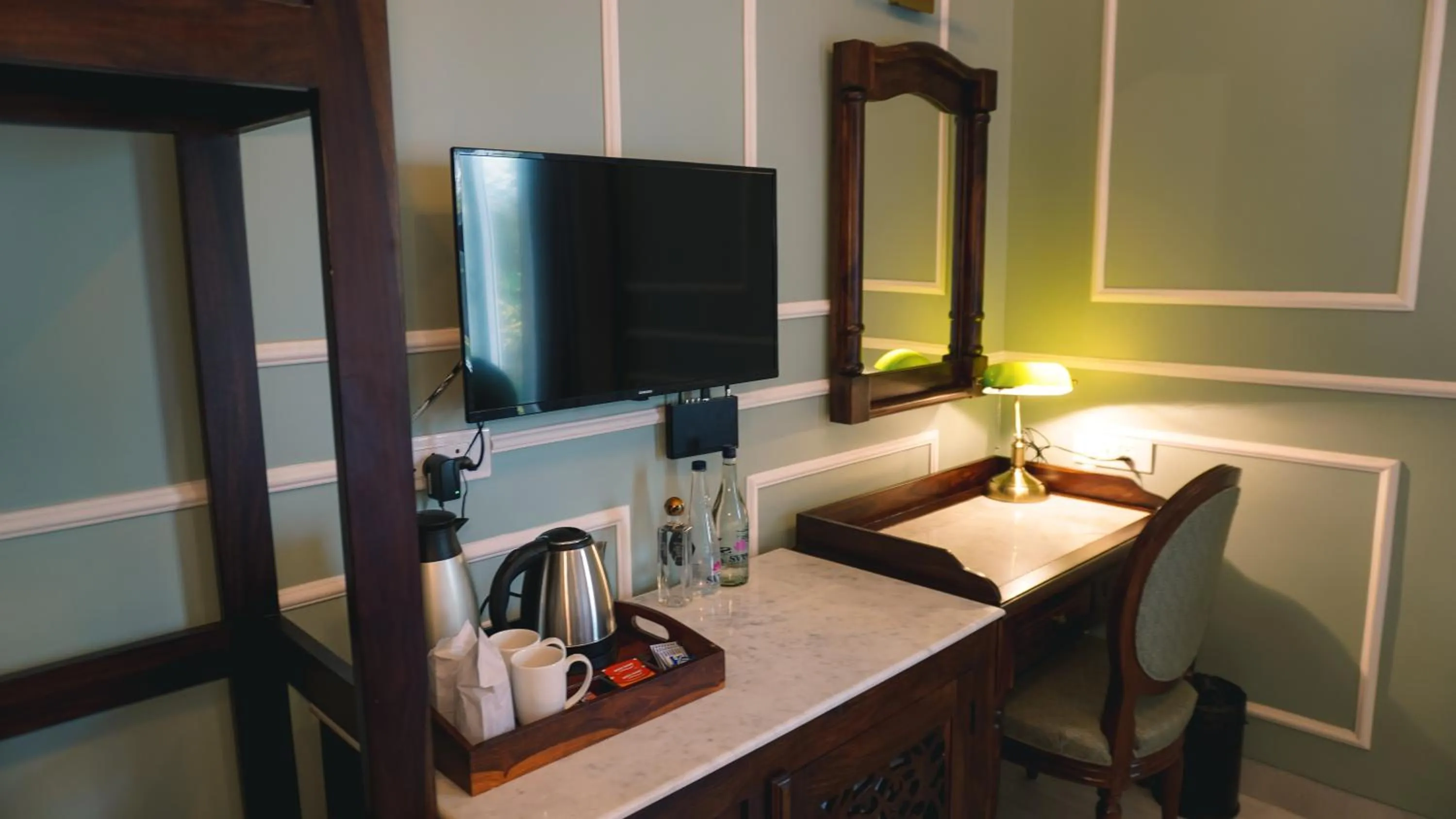 TV and multimedia in Hotel Naren Villa