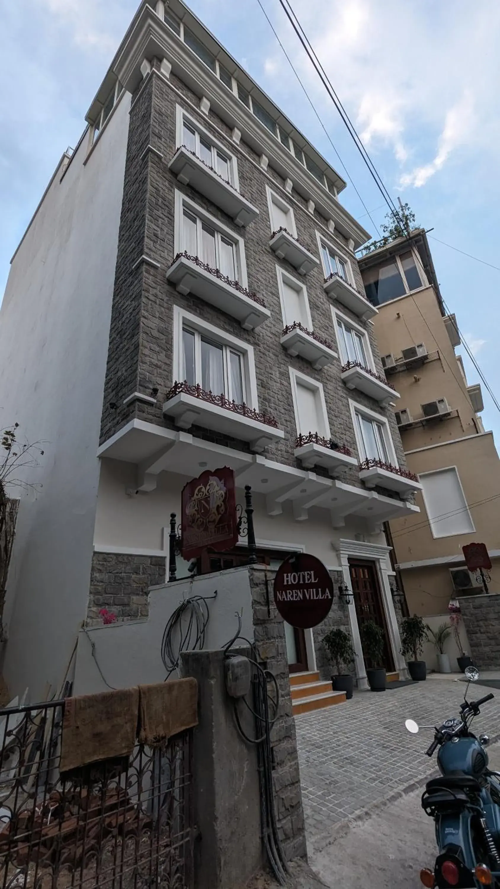 Property building in Hotel Naren Villa Property building in Hotel Naren Villa
