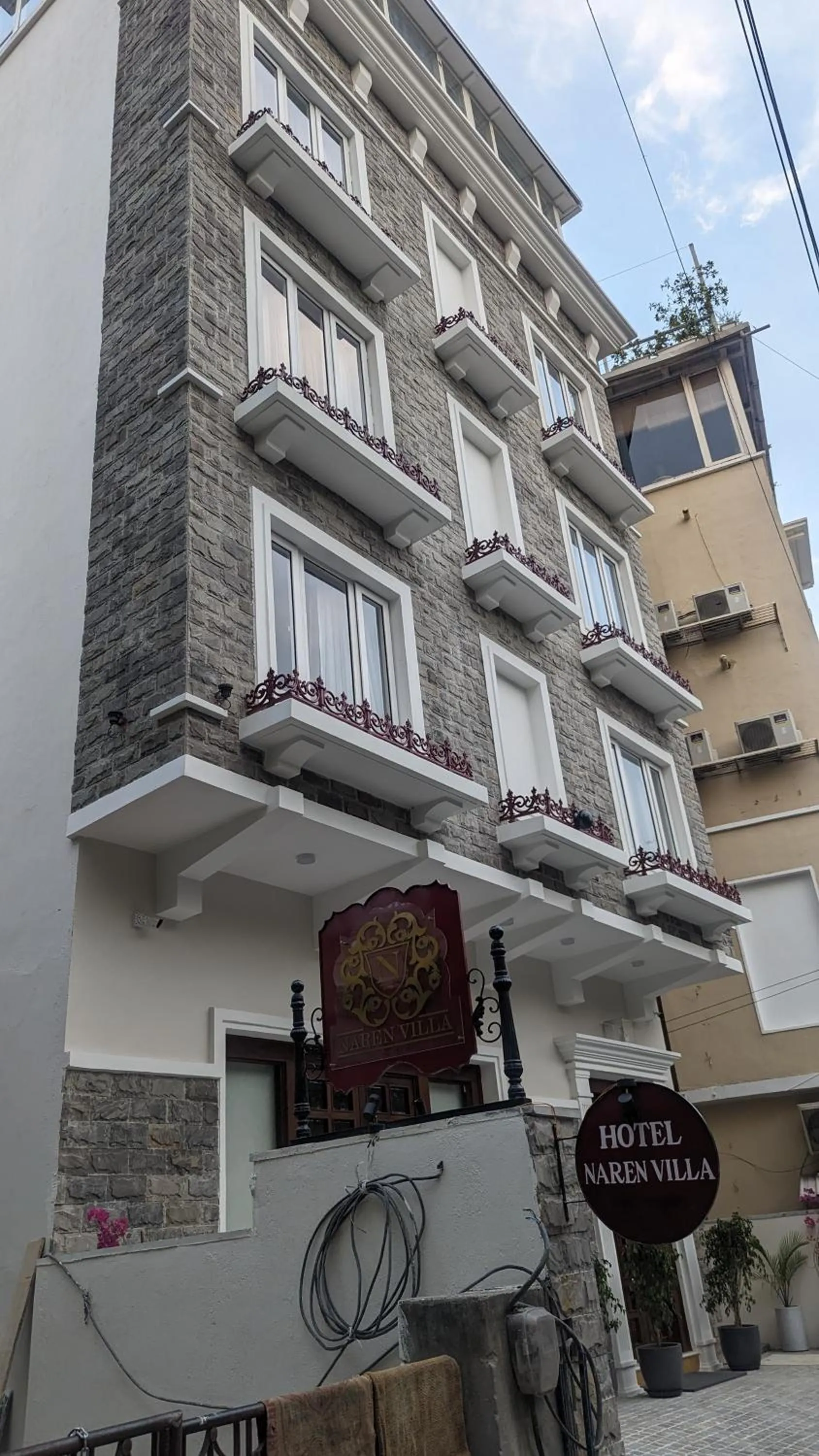 Property building in Hotel Naren Villa