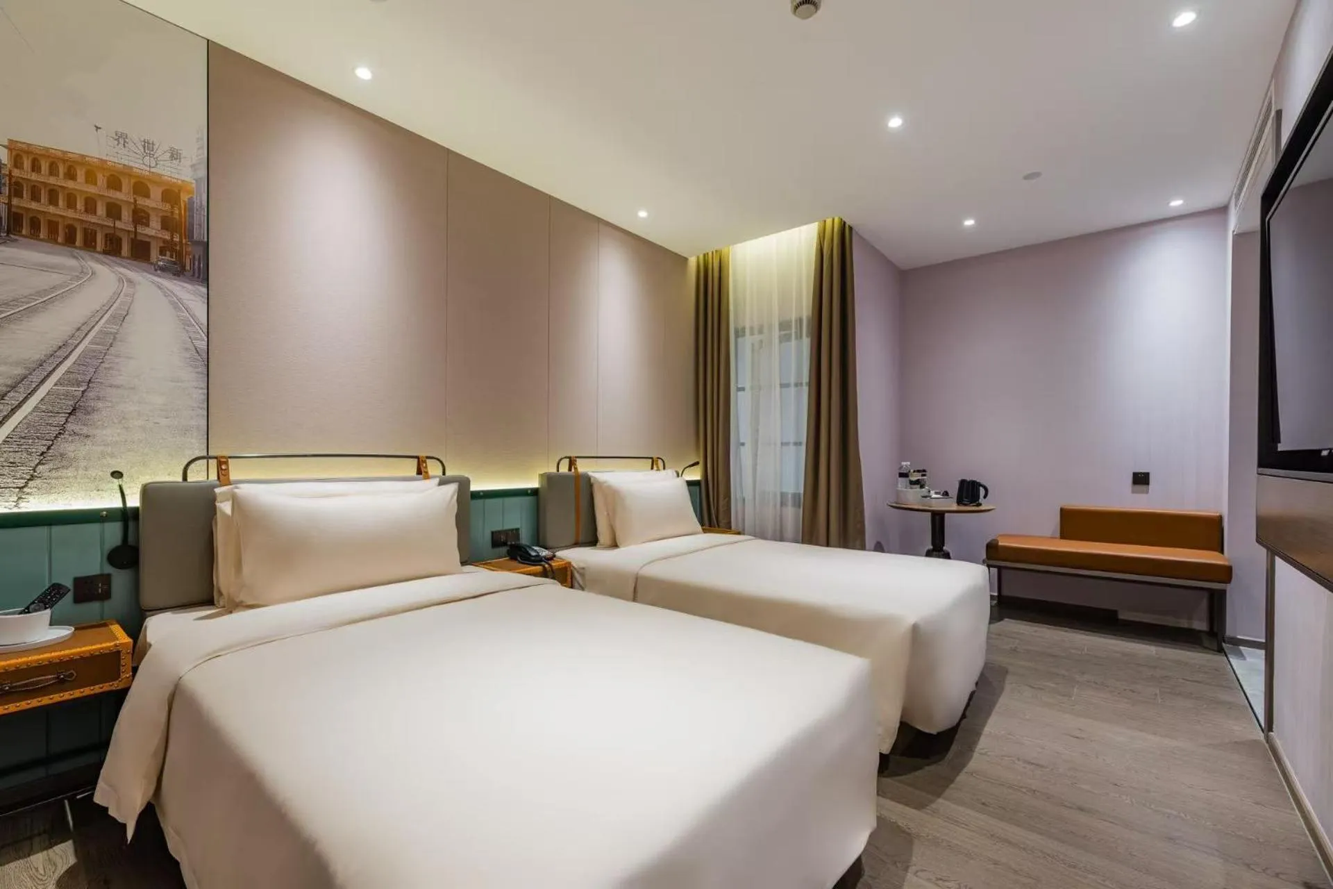 Bed in Atour Light Hotel Shanghai Jing'an Natural History Museum, Suzhou River Bank