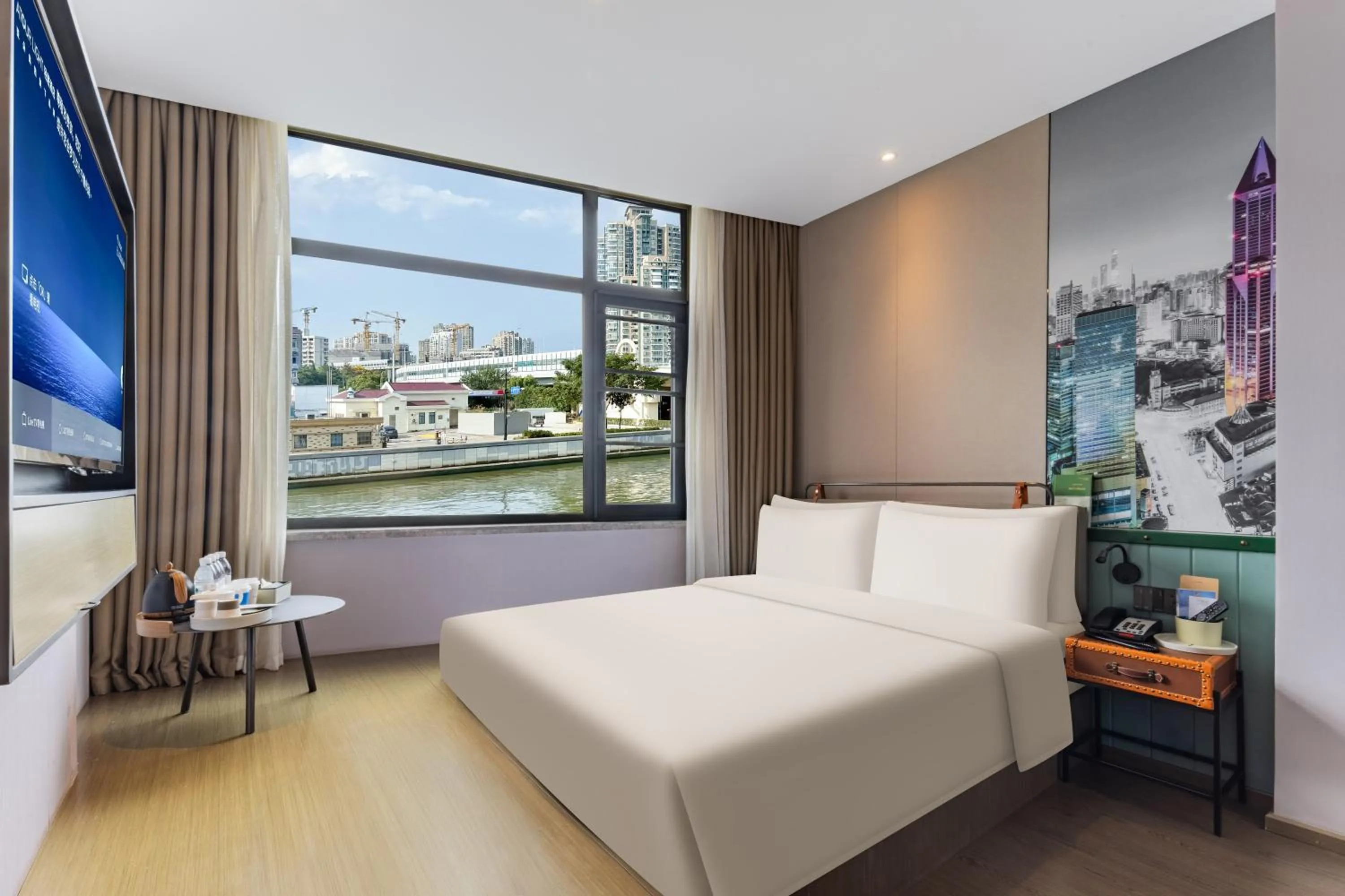 Photo of the whole room, Bed in Atour Light Hotel Shanghai Jing'an Natural History Museum, Suzhou River Bank