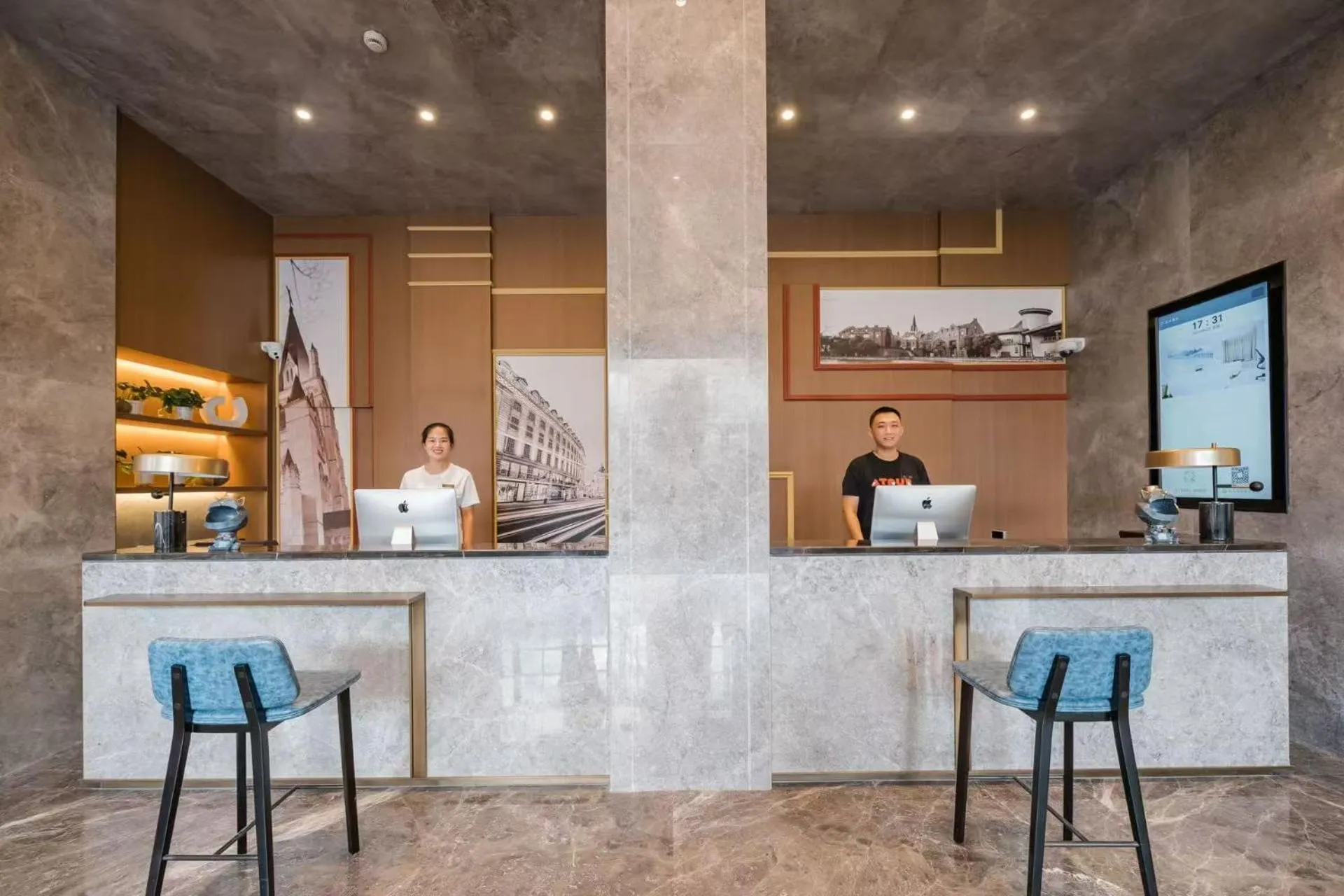 Staff in Atour Light Hotel Shanghai Jing'an Natural History Museum, Suzhou River Bank