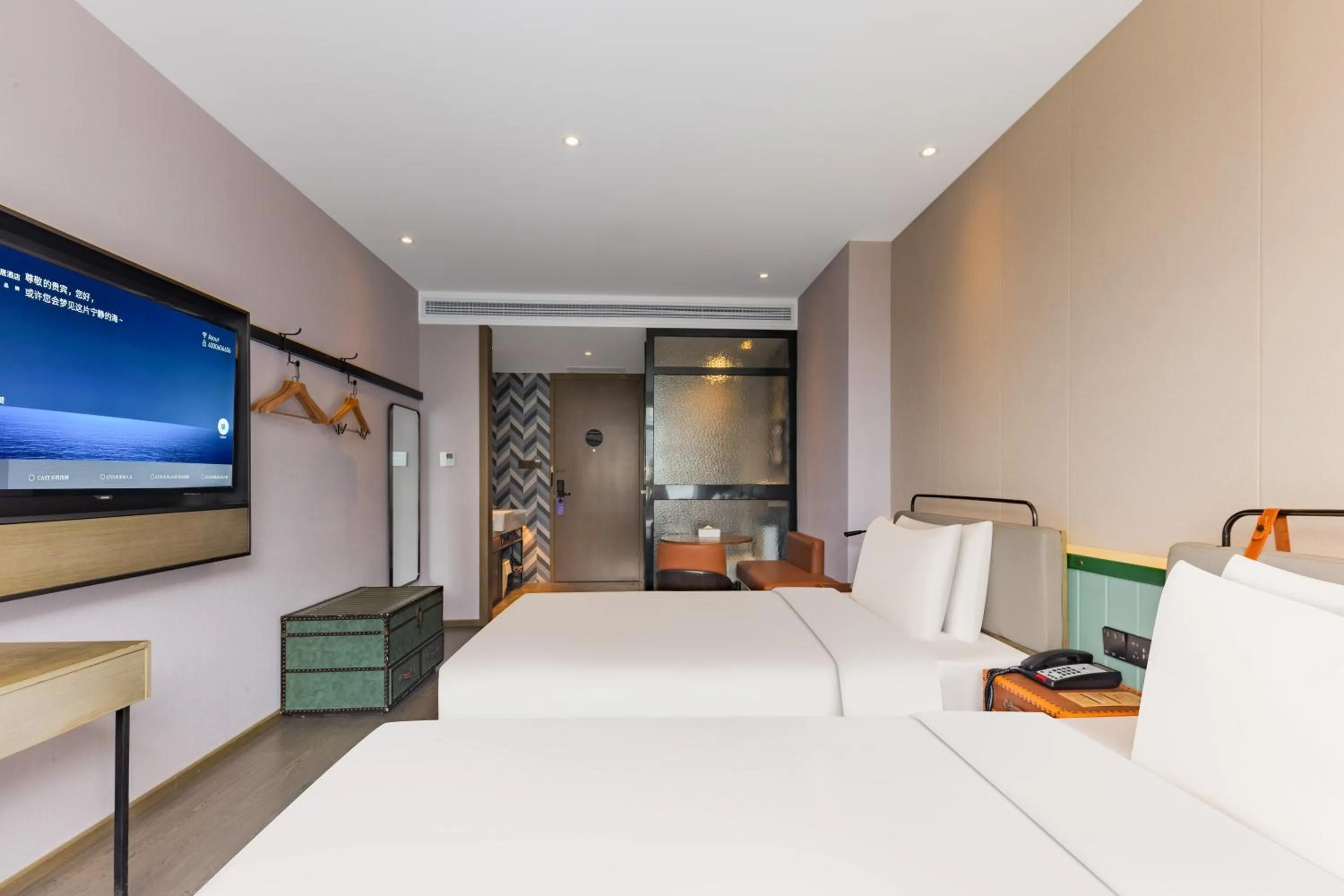 Photo of the whole room, Bed in Atour Light Hotel Shanghai Jing'an Natural History Museum, Suzhou River Bank