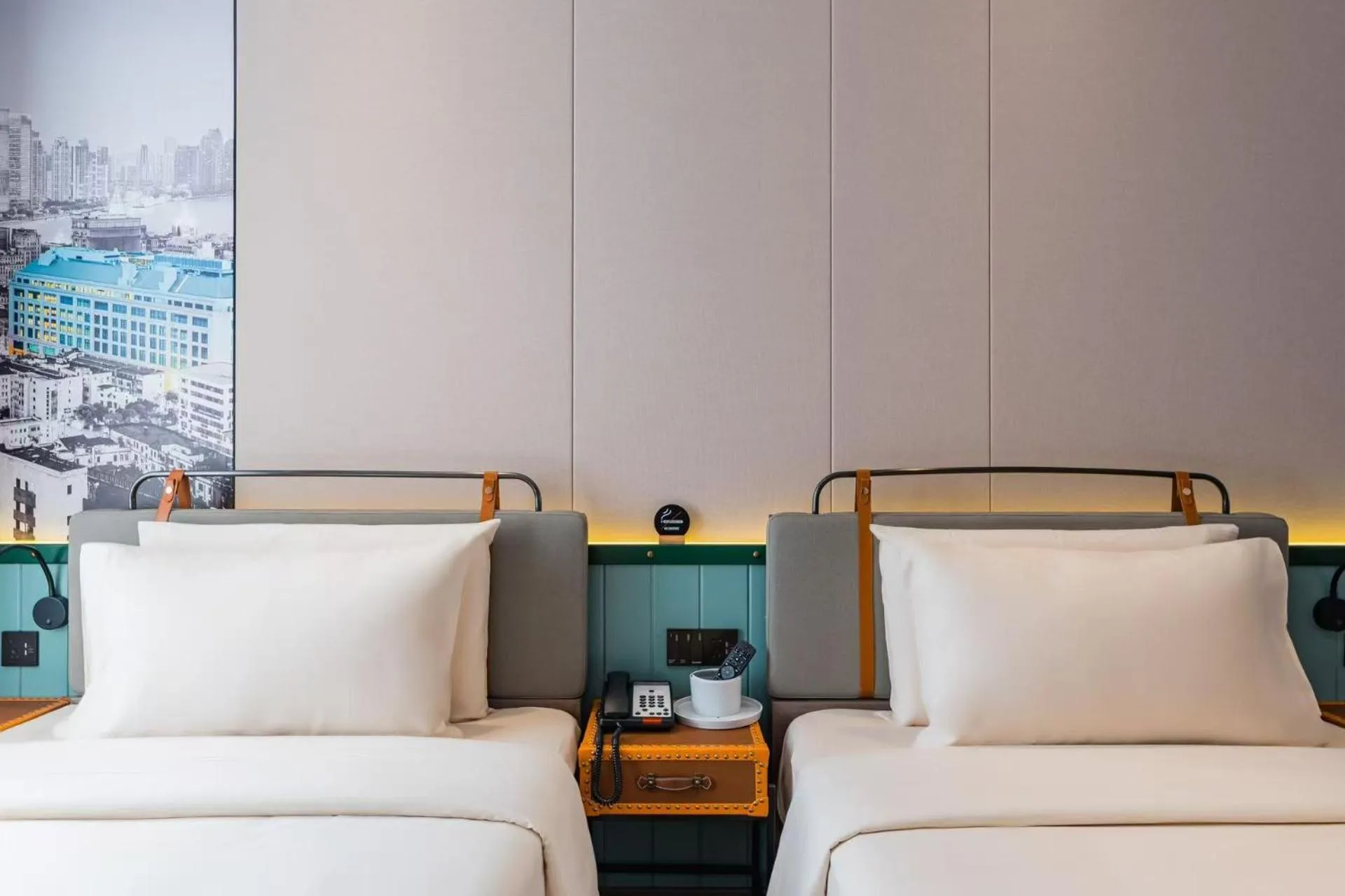 Bed in Atour Light Hotel Shanghai Jing'an Natural History Museum, Suzhou River Bank