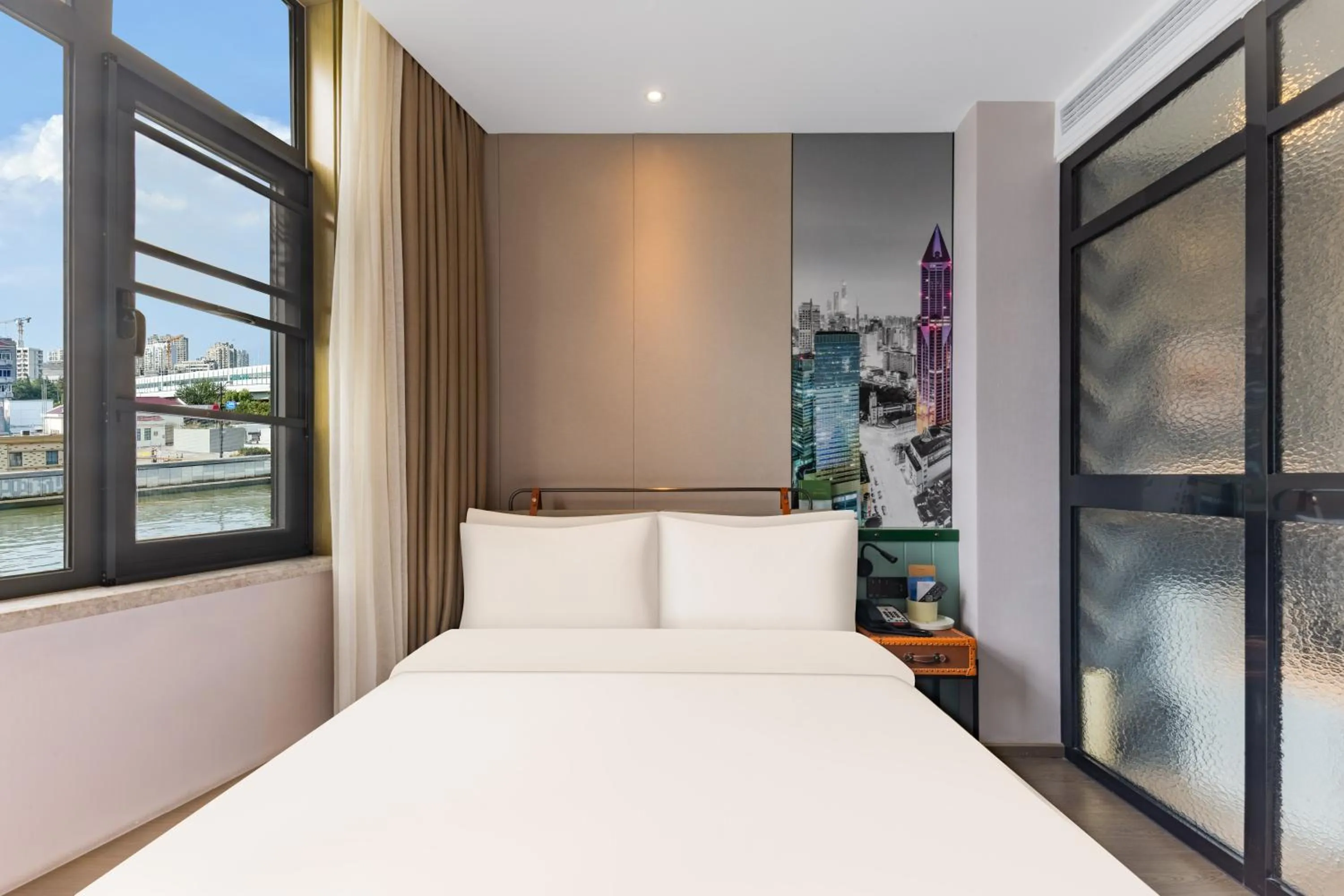 Bedroom, Bed in Atour Light Hotel Shanghai Jing'an Natural History Museum, Suzhou River Bank