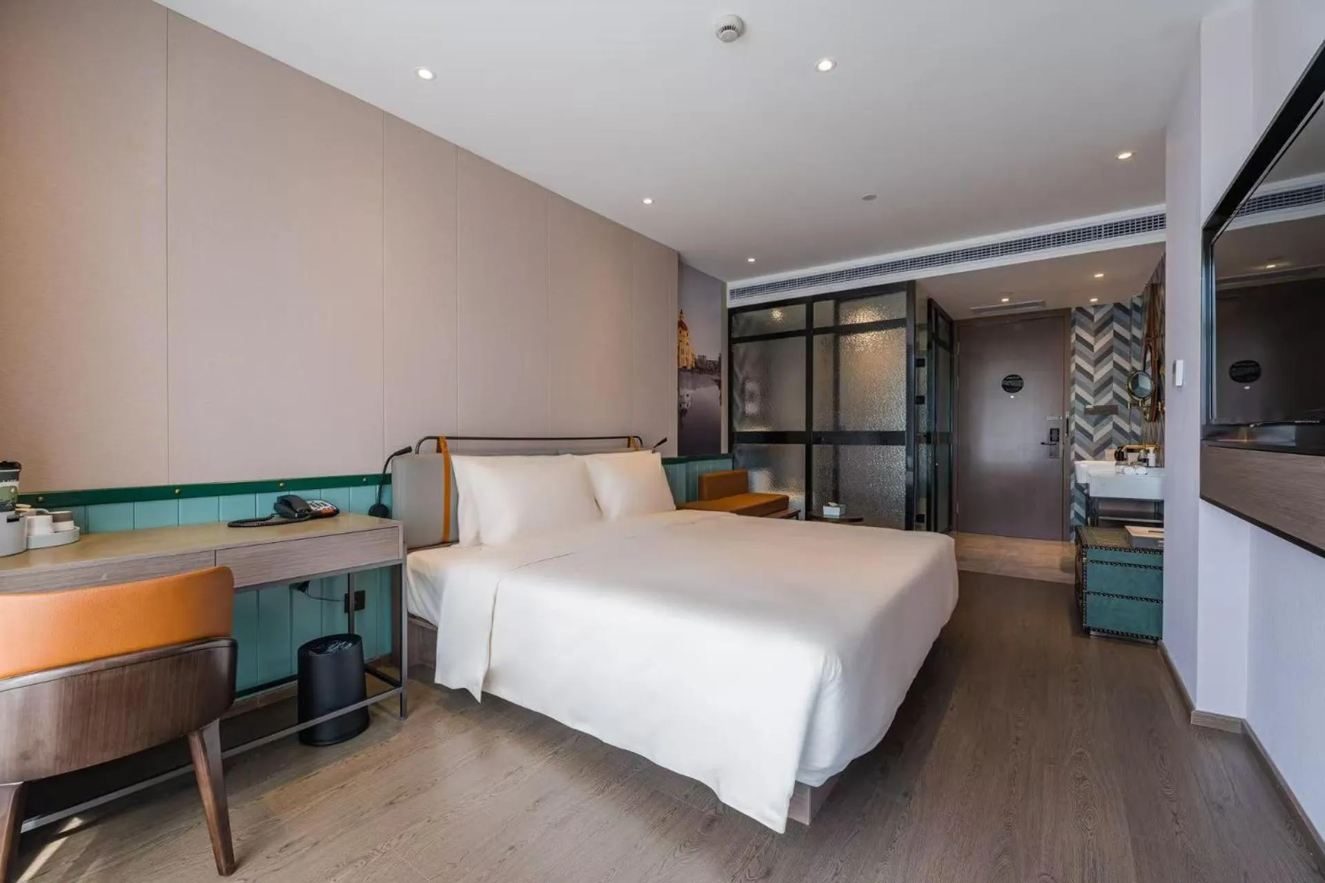 Property building, Bed in Atour Light Hotel Shanghai Jing'an Natural History Museum, Suzhou River Bank