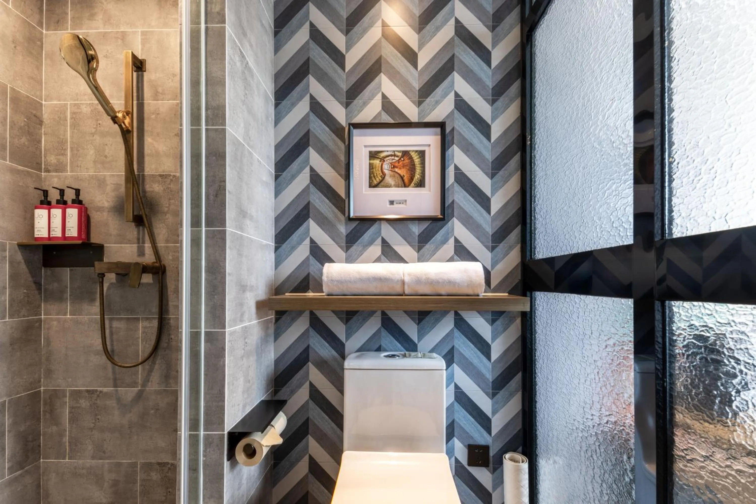 Shower in Atour Light Hotel Shanghai Jing'an Natural History Museum, Suzhou River Bank