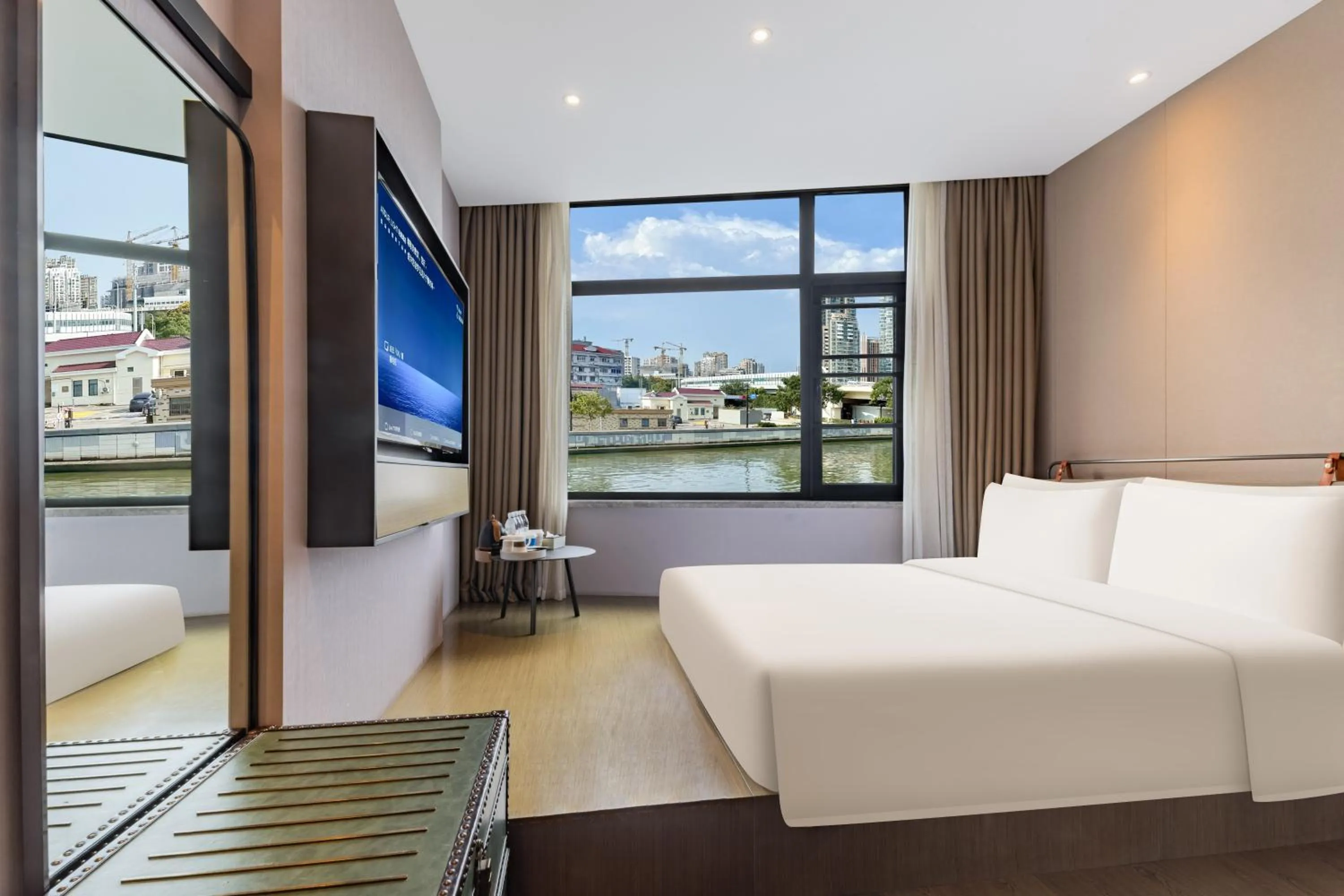 Bed in Atour Light Hotel Shanghai Jing'an Natural History Museum, Suzhou River Bank