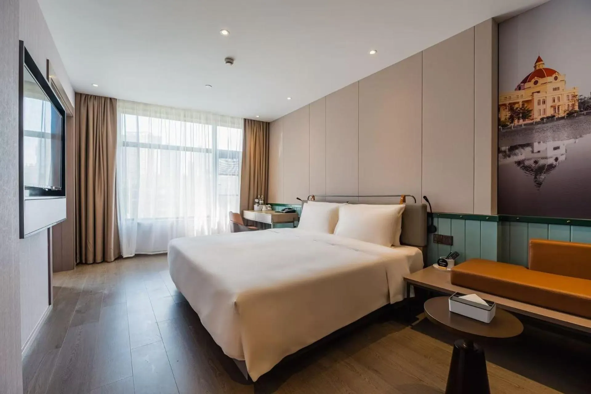 Photo of the whole room, Bed in Atour Light Hotel Shanghai Jing'an Natural History Museum, Suzhou River Bank