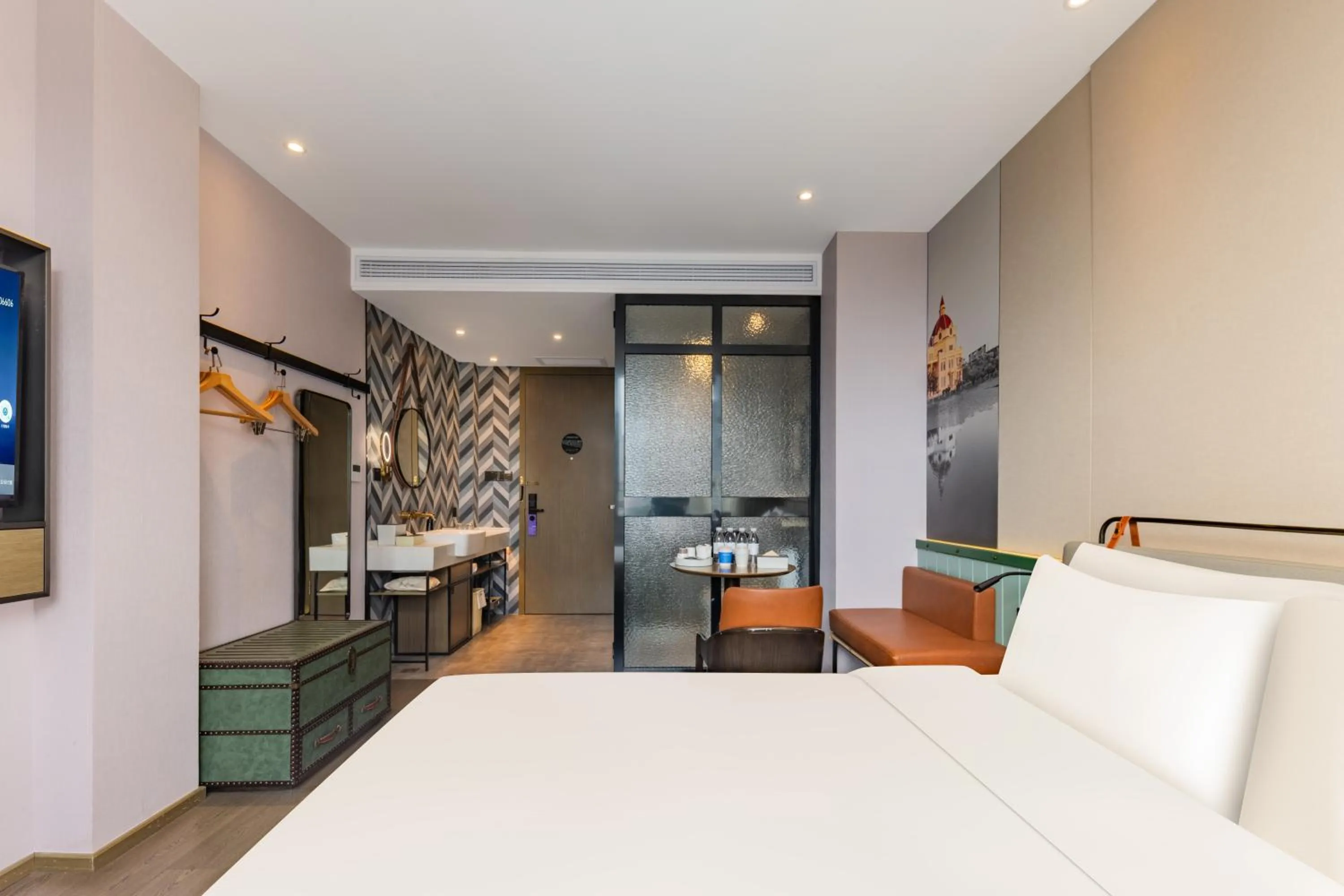 Photo of the whole room, Bed in Atour Light Hotel Shanghai Jing'an Natural History Museum, Suzhou River Bank