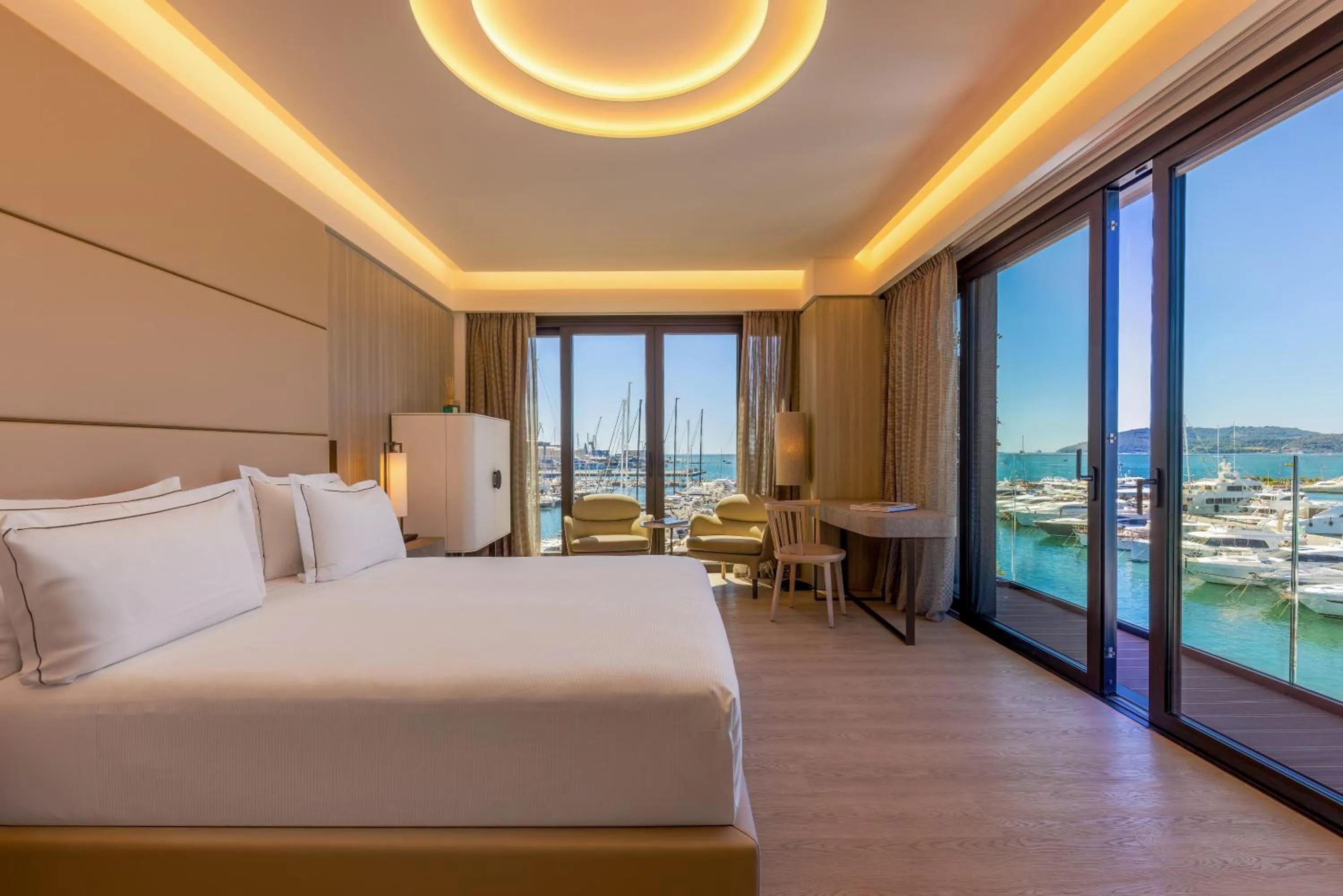 Bed in Porto Lotti Suite Hotel