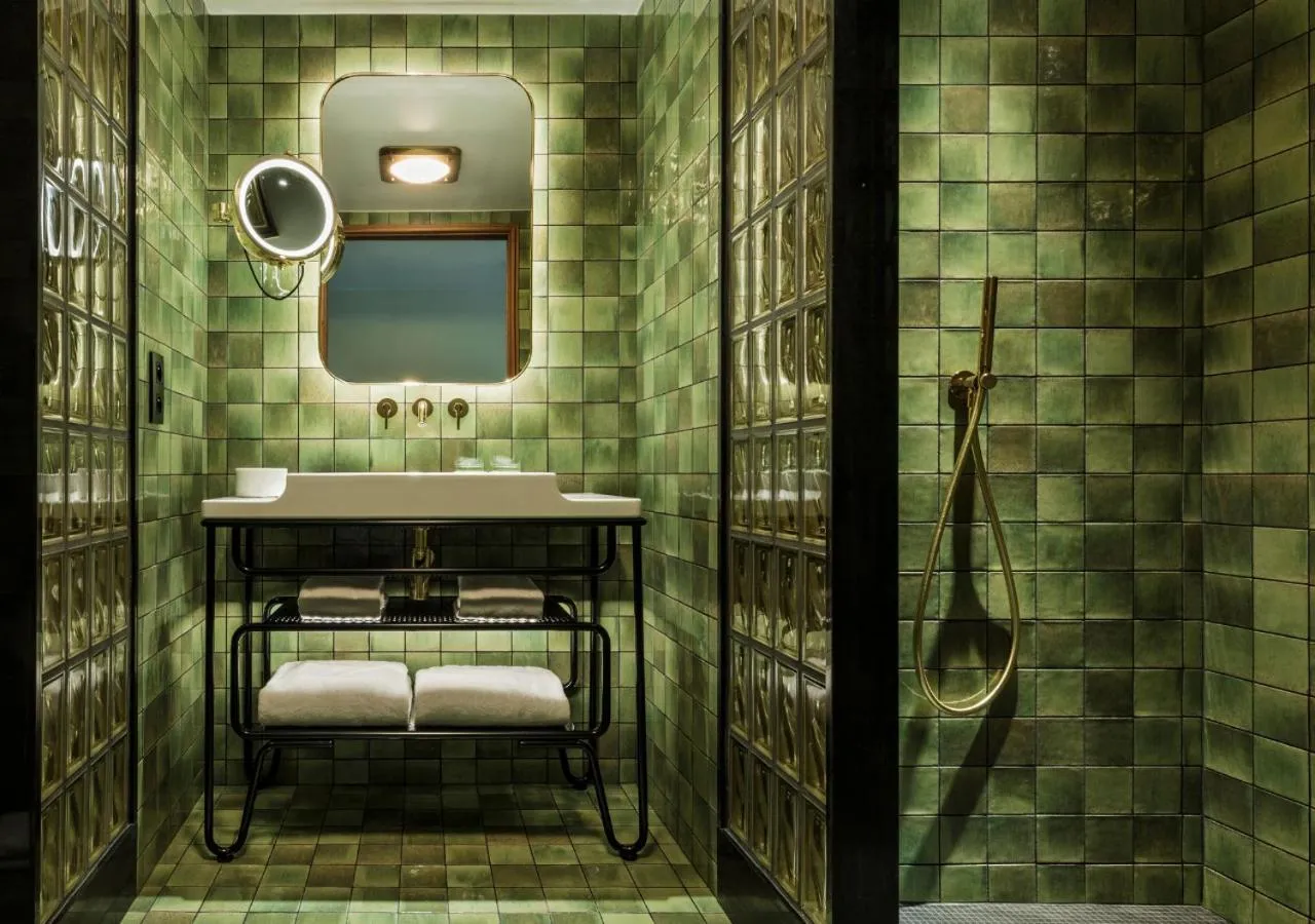 Shower in La Fondation