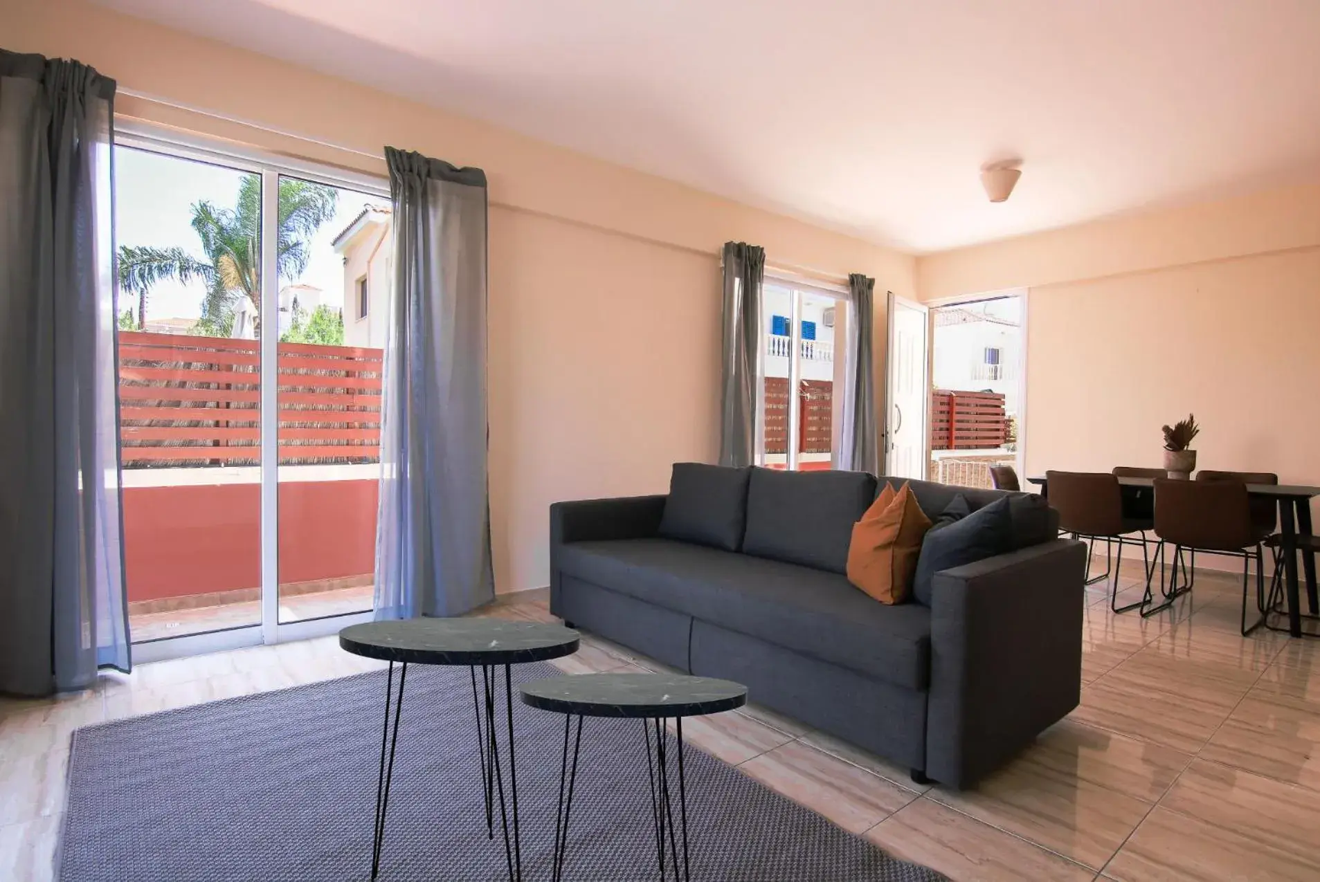 Phaedrus Living: Universal City Flat Alina Phaedrus Living: Universal City Flat Alina