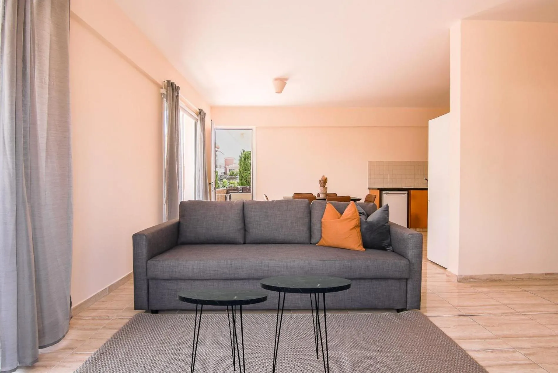 Phaedrus Living: Universal City Flat Alina