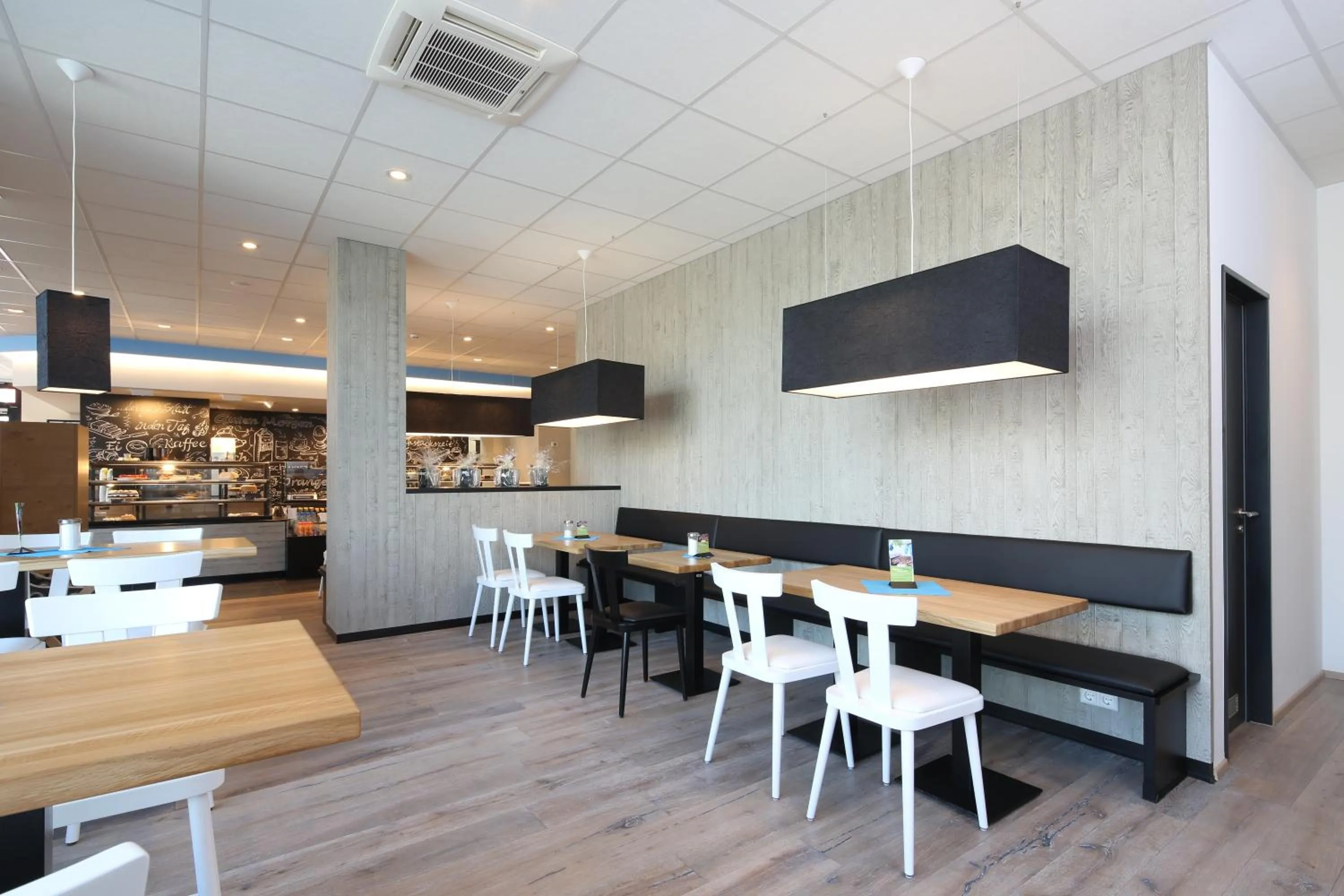 Restaurant/places to eat in Economy-Hotel