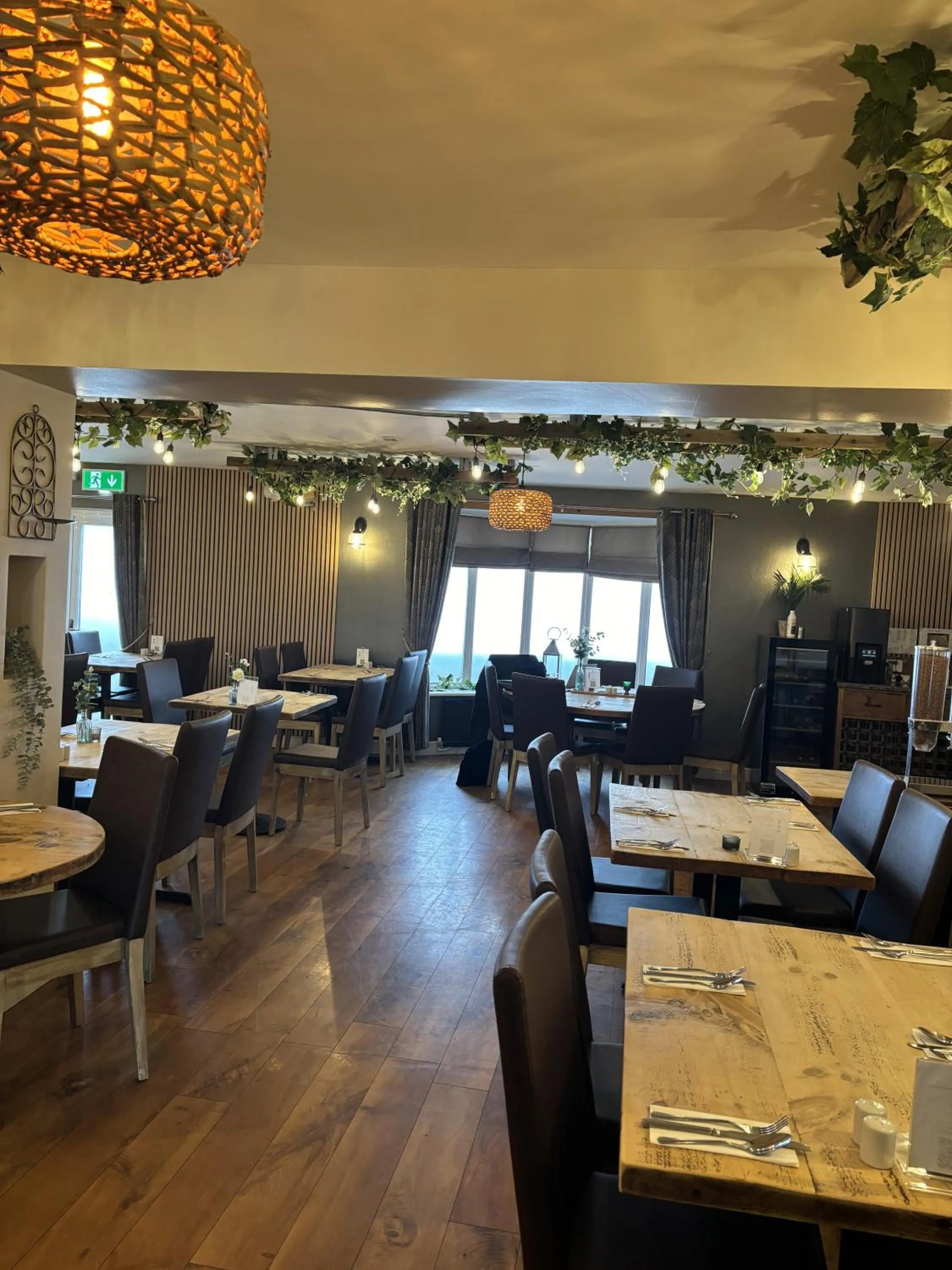 Restaurant/places to eat in Twin Oaks Hotel