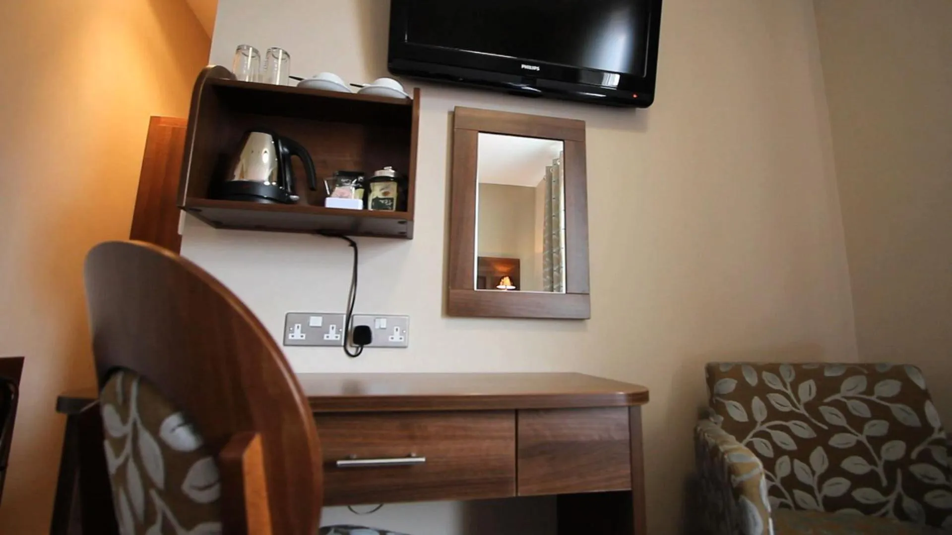 Coffee/tea facilities in Twin Oaks Hotel