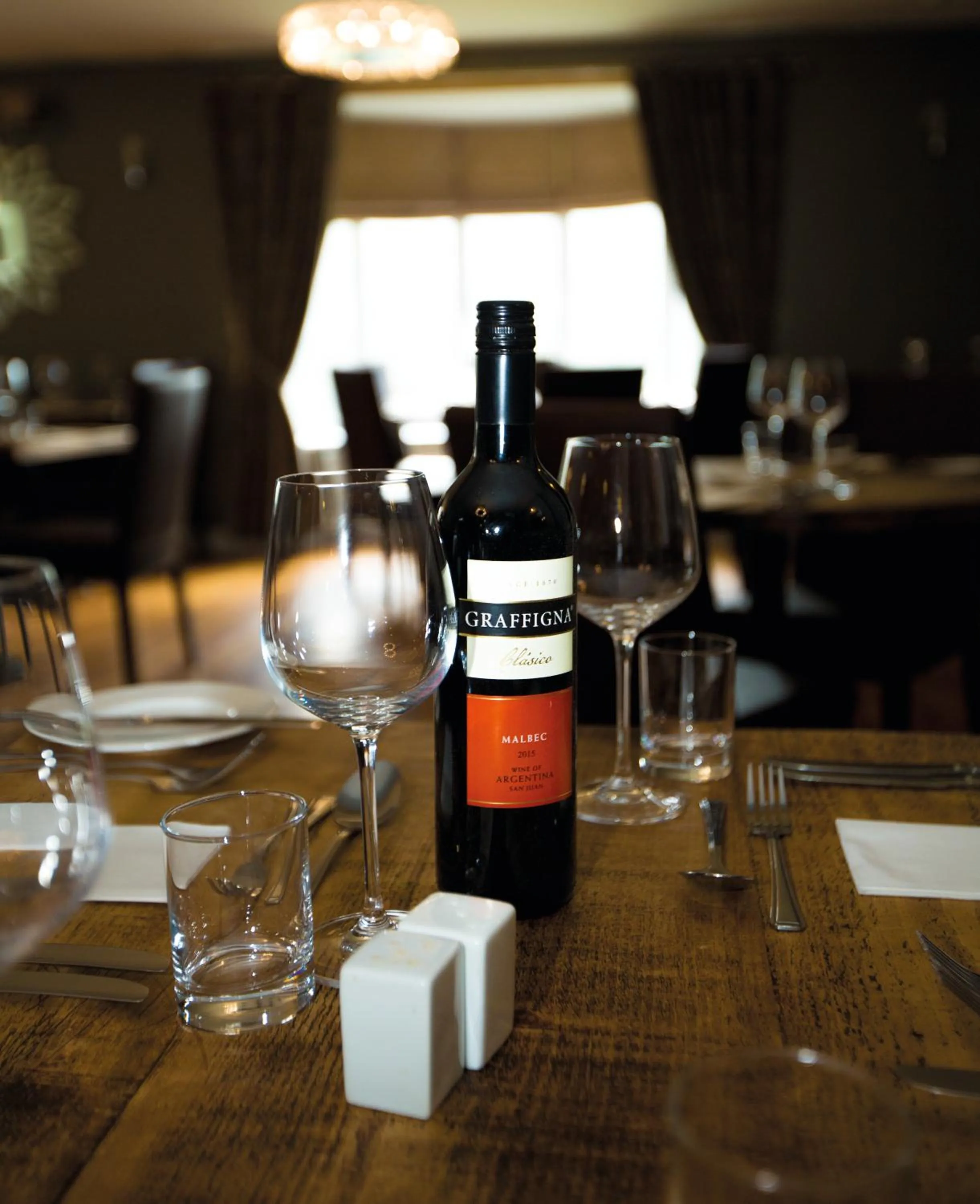 Restaurant/places to eat in Twin Oaks Hotel