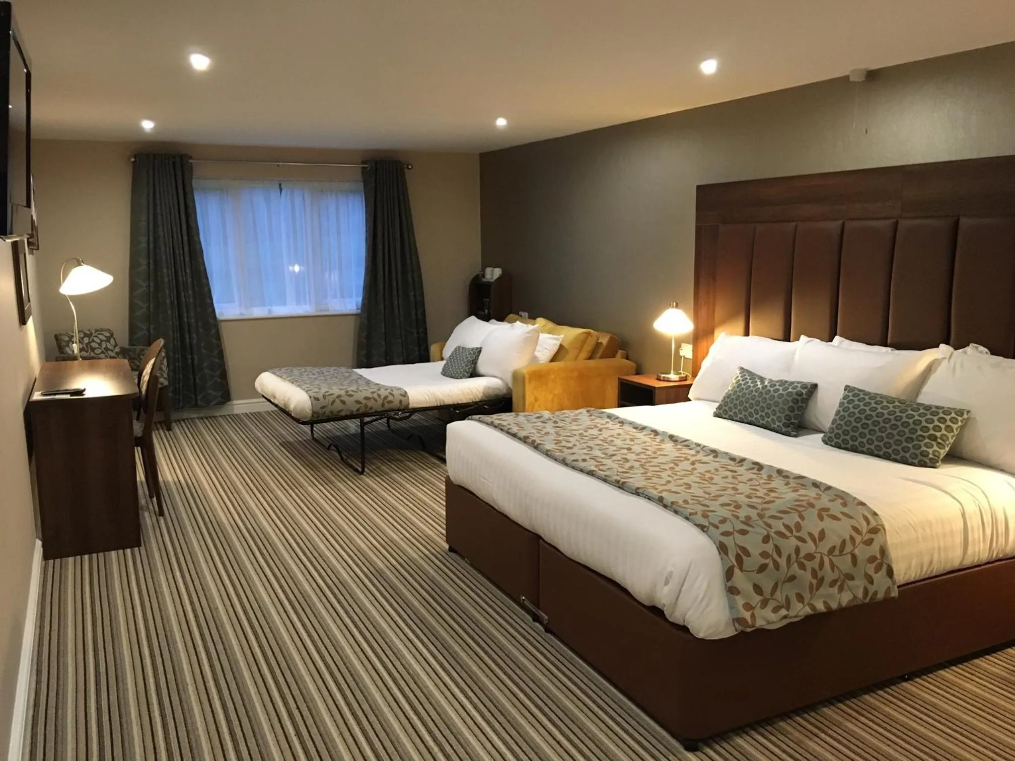 Photo of the whole room, Bed in Twin Oaks Hotel