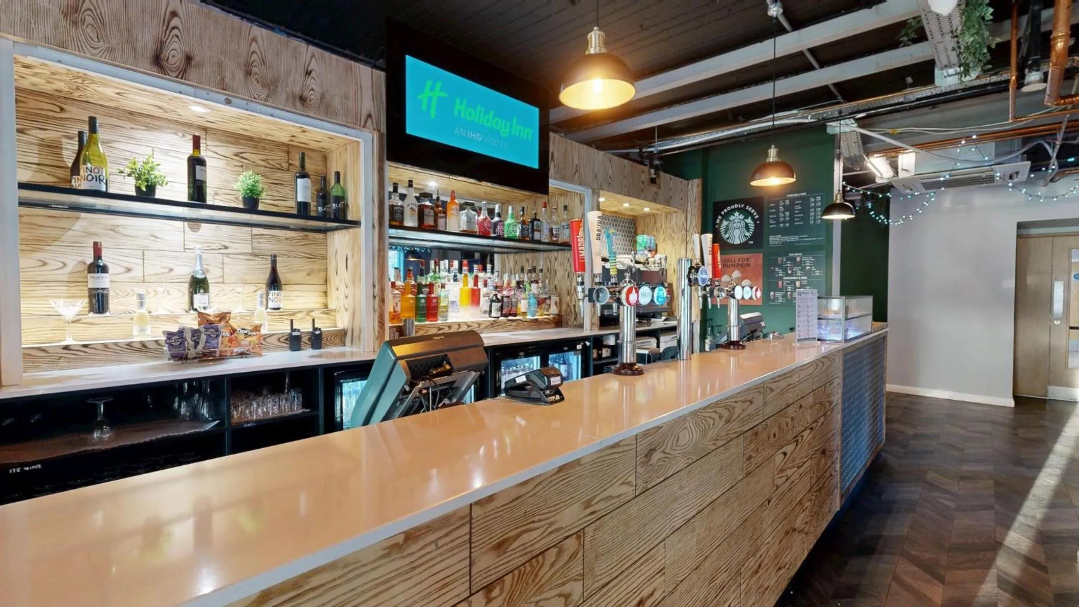 Lounge or bar in Holiday Inn Kenilworth - Warwick by IHG