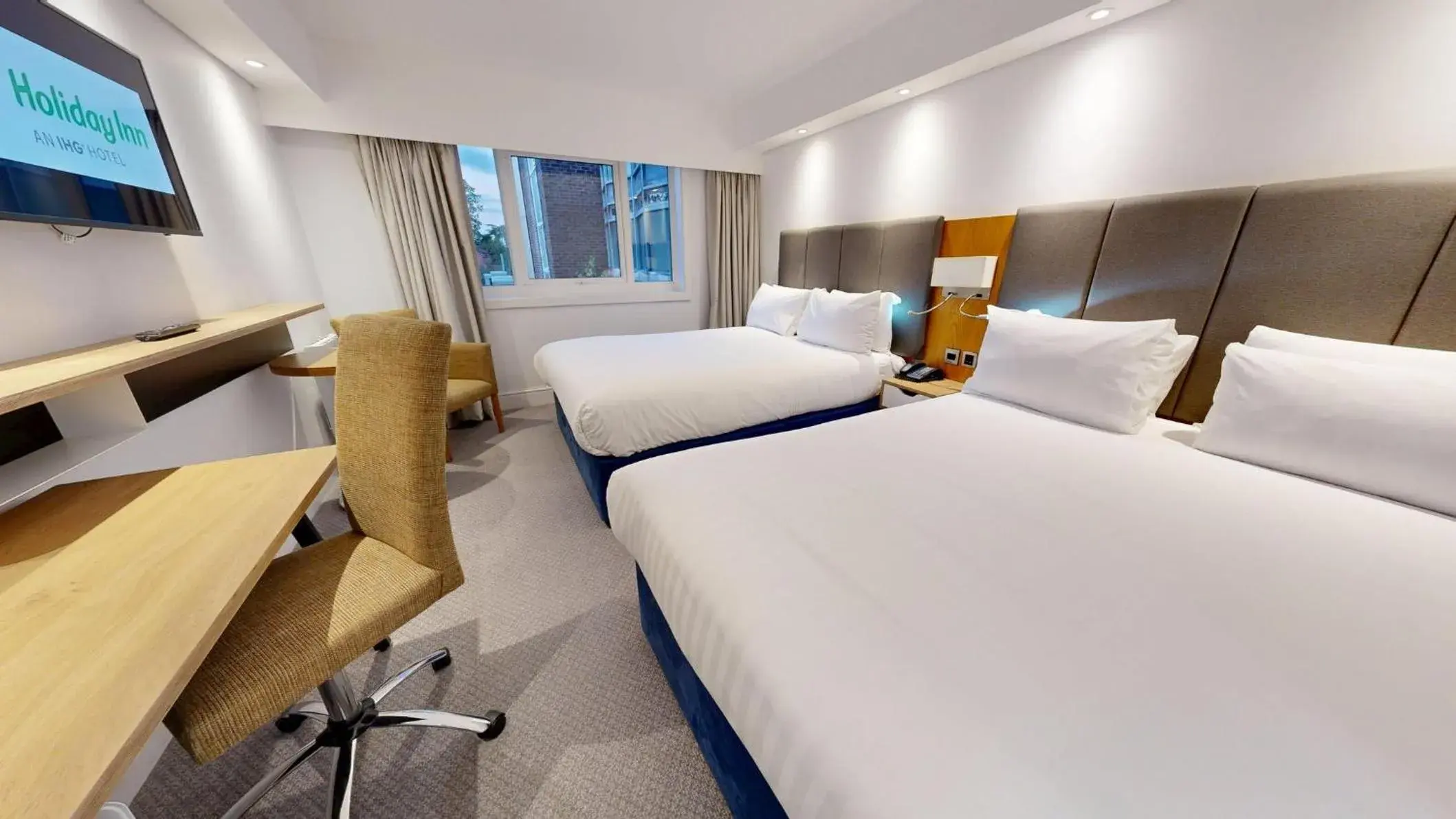 Photo of the whole room, Bed in Holiday Inn Kenilworth - Warwick by IHG Photo of the whole room, Bed in Holiday Inn Kenilworth - Warwick by IHG