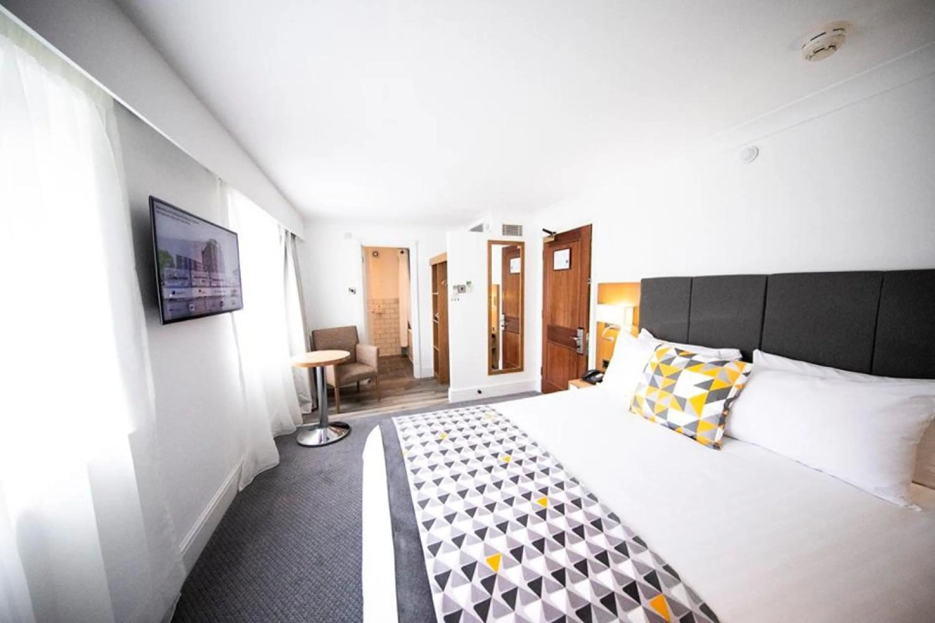 Photo of the whole room, Bed in Holiday Inn Kenilworth - Warwick by IHG