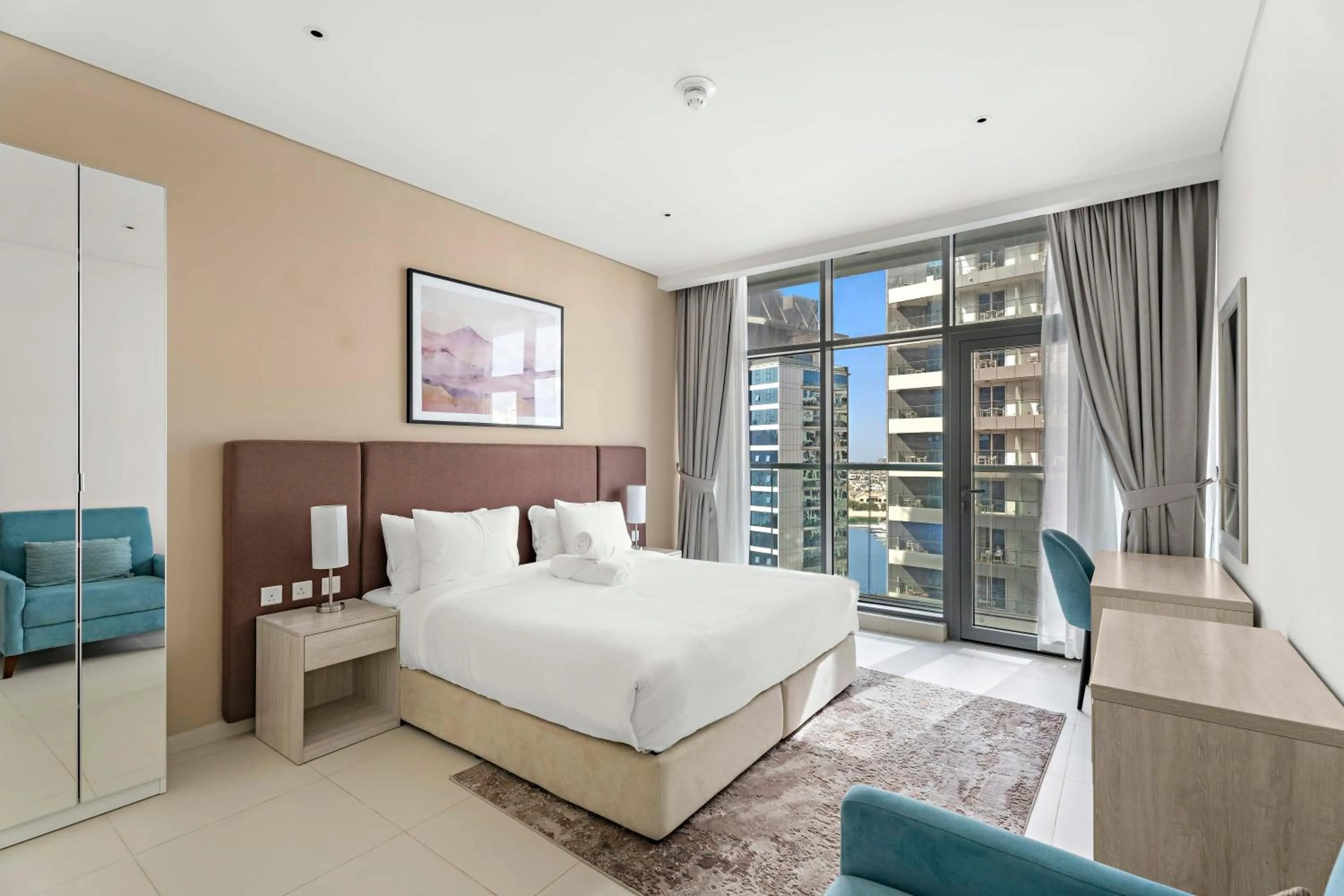 Bed in 2BR Palm Jumeirah with pool on roof amazing view