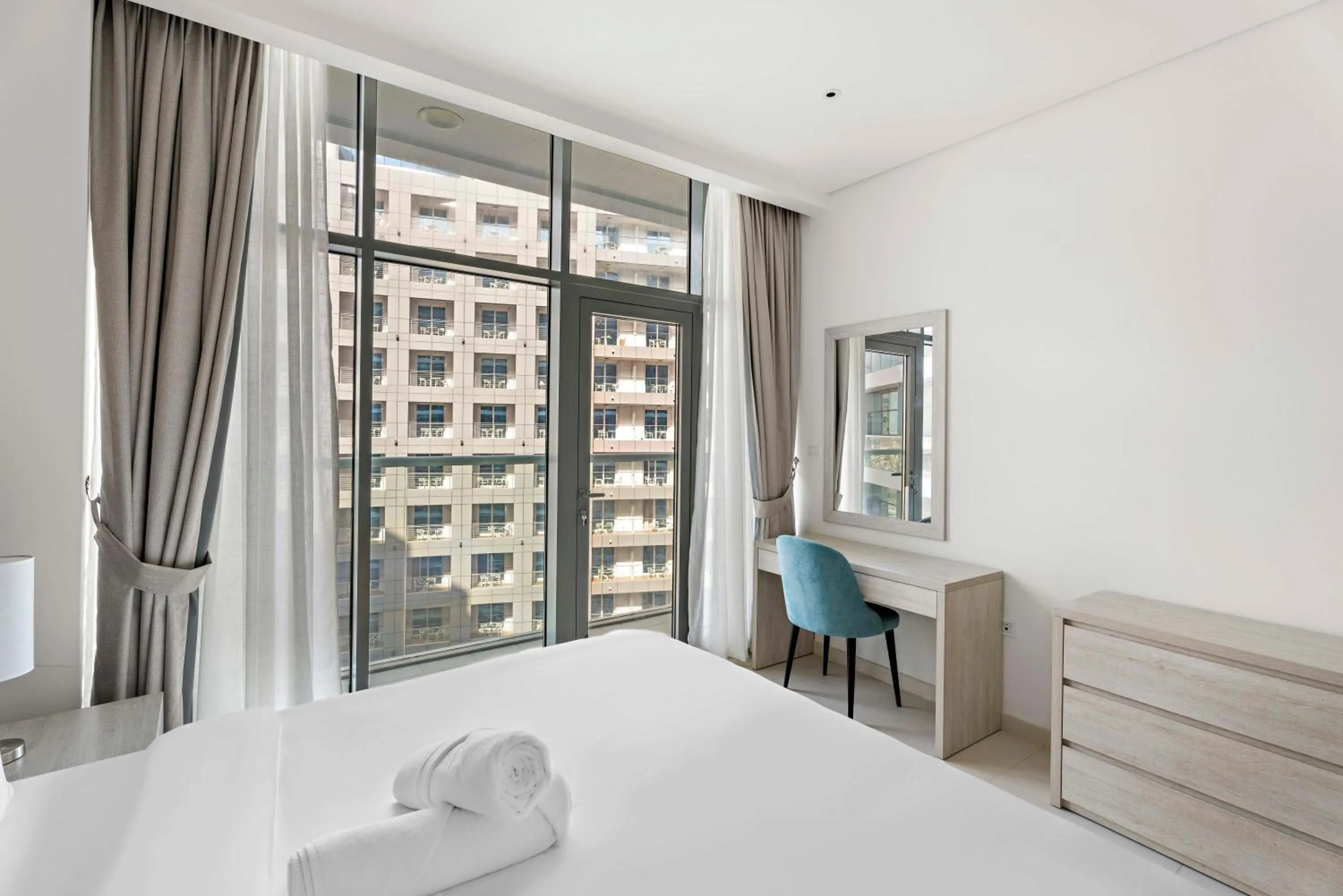Bed in 2BR Palm Jumeirah with pool on roof amazing view