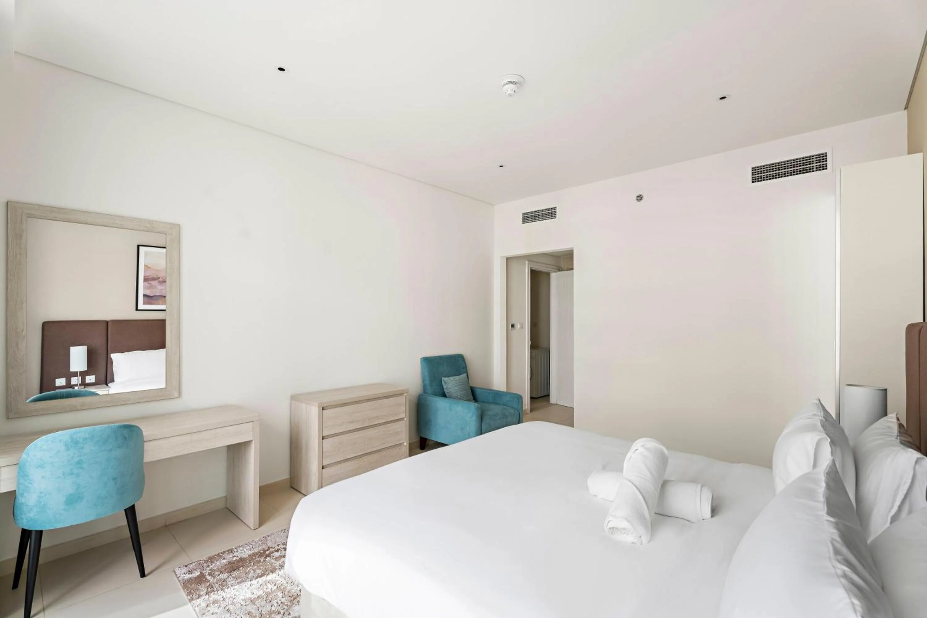 Bed in 2BR Palm Jumeirah with pool on roof amazing view