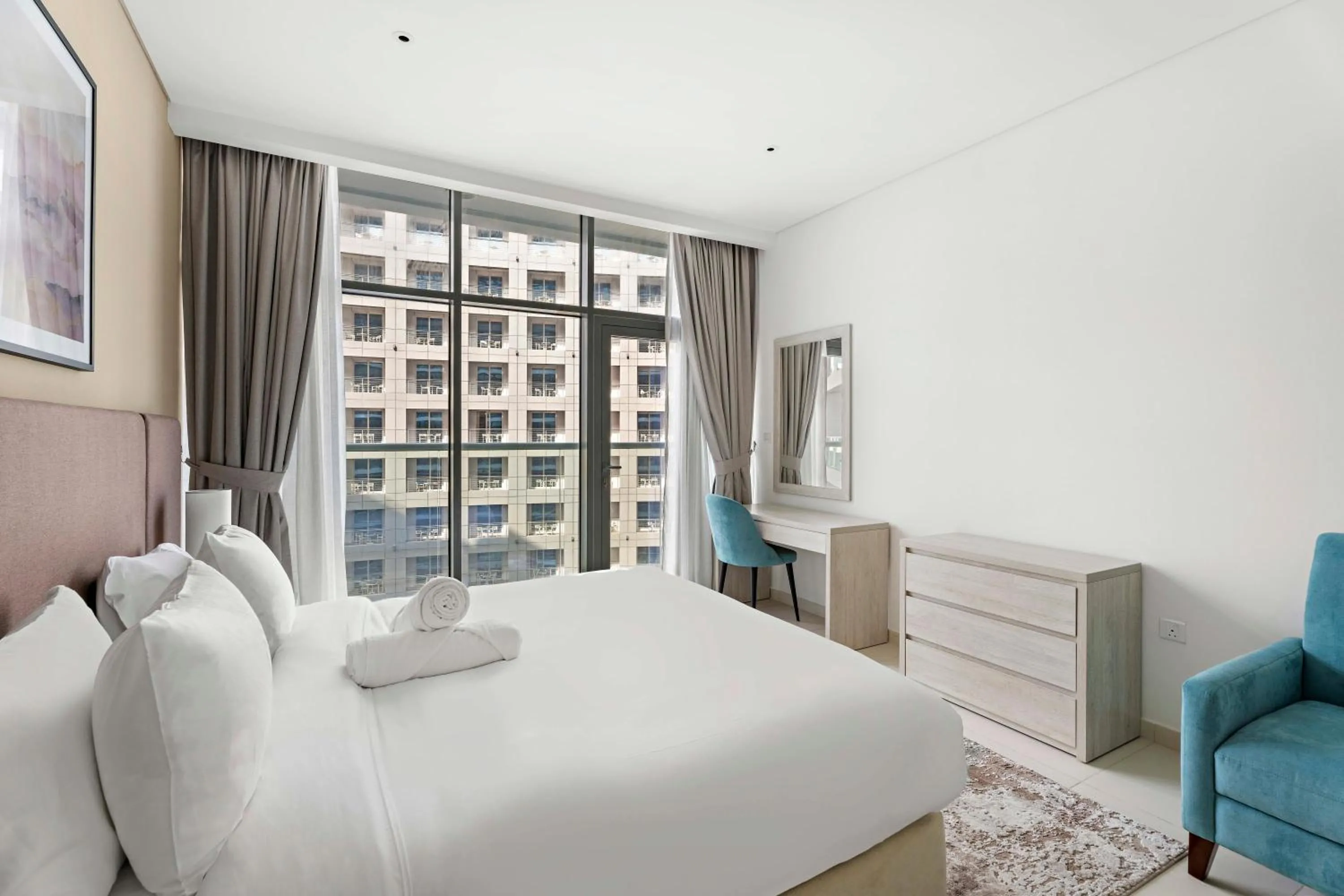 Bed in 2BR Palm Jumeirah with pool on roof amazing view