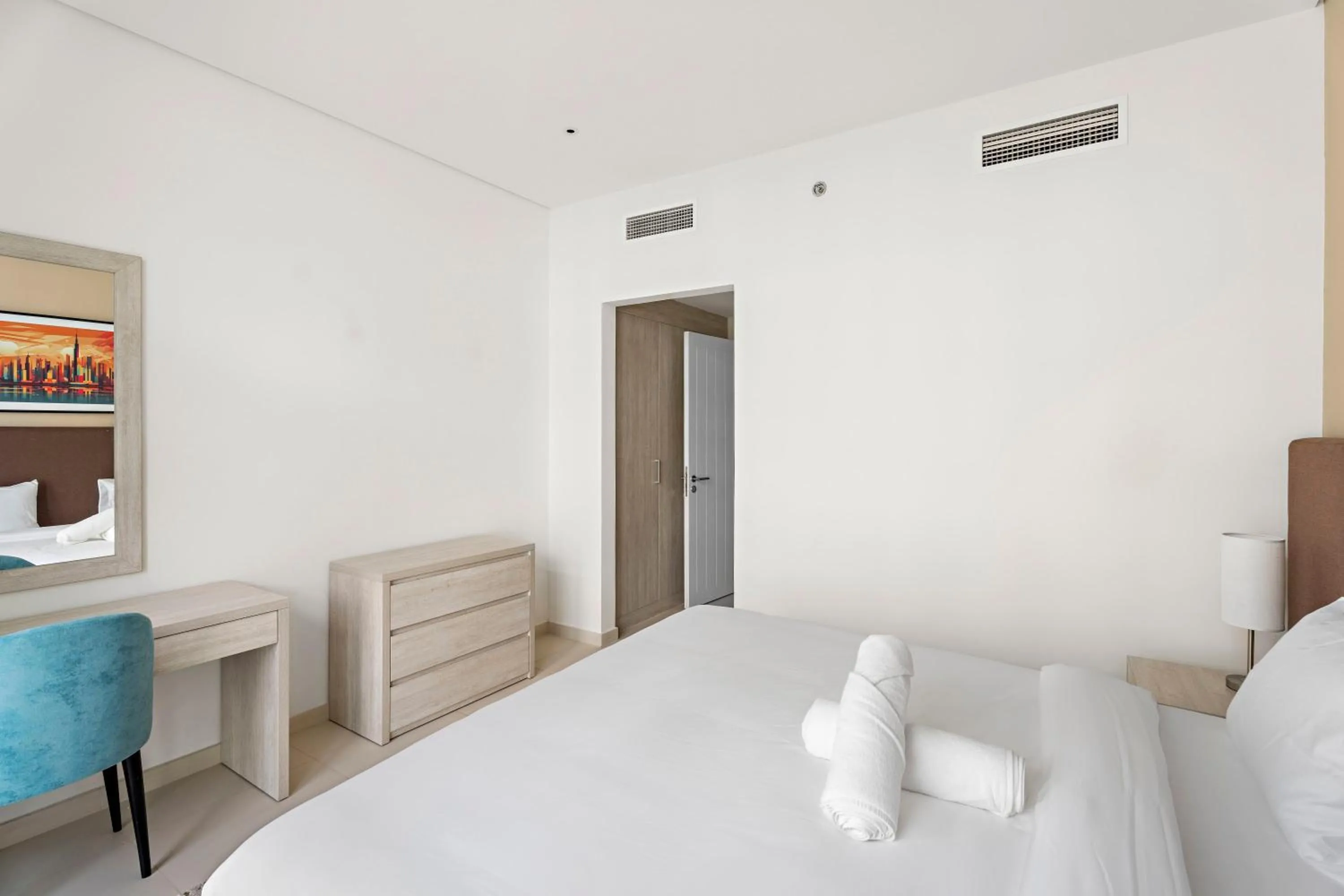 Bed in 2BR Palm Jumeirah with pool on roof amazing view