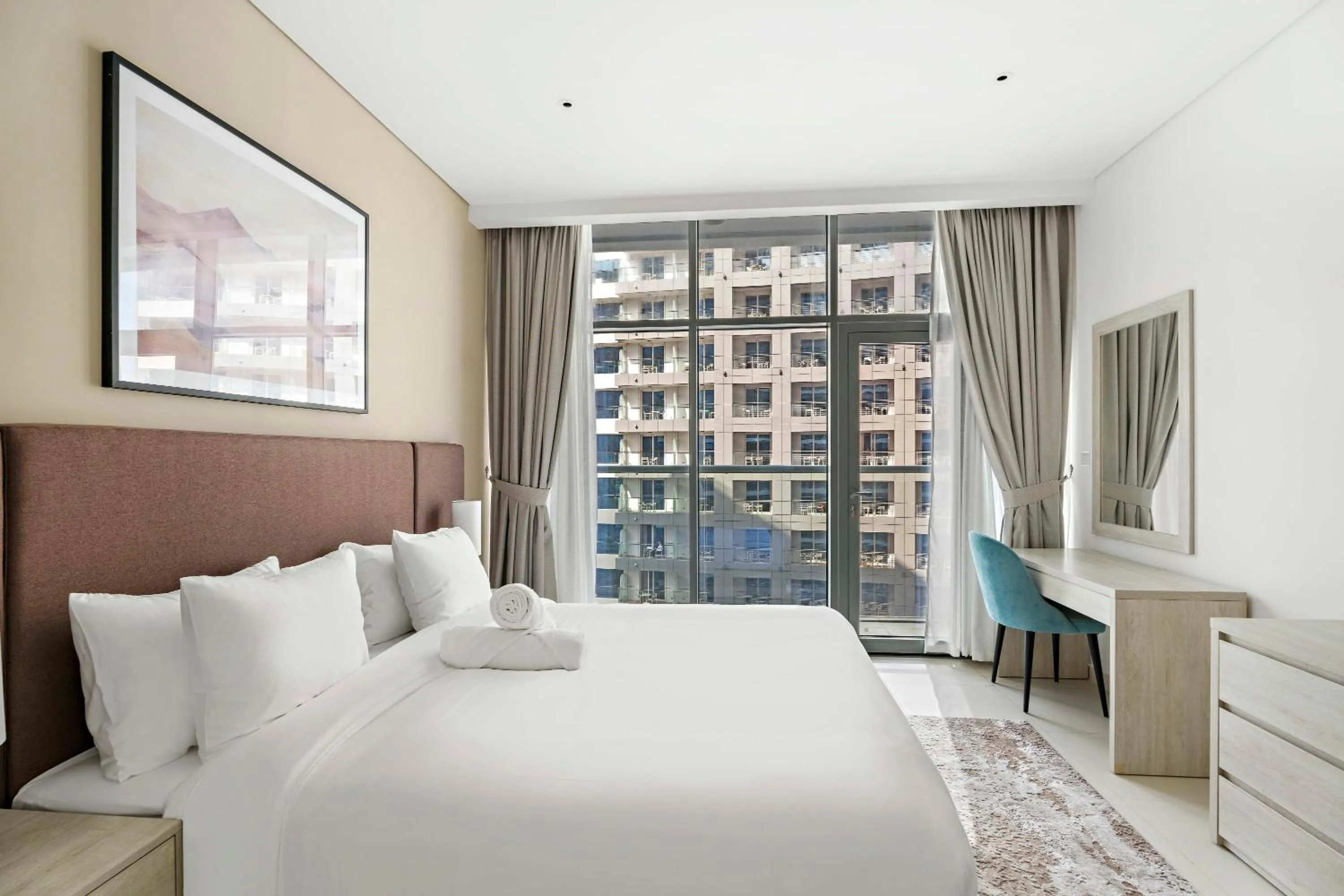 Bed in 2BR Palm Jumeirah with pool on roof amazing view