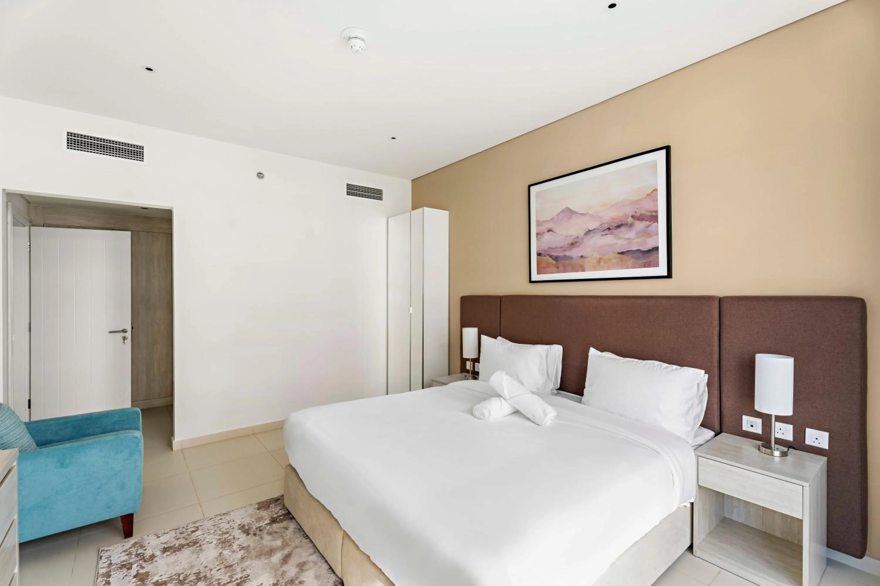 Bed in 2BR Palm Jumeirah with pool on roof amazing view